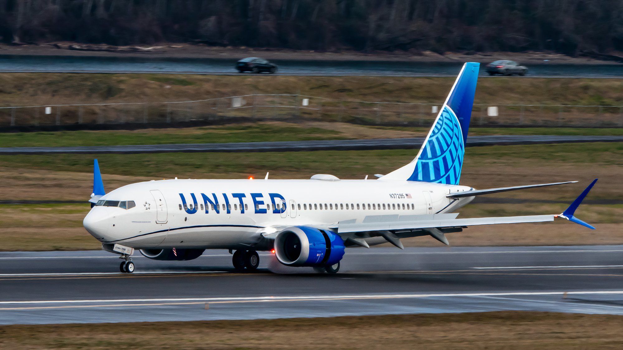 United Airlines Boeing 737 8 MAX (N37295) Landing