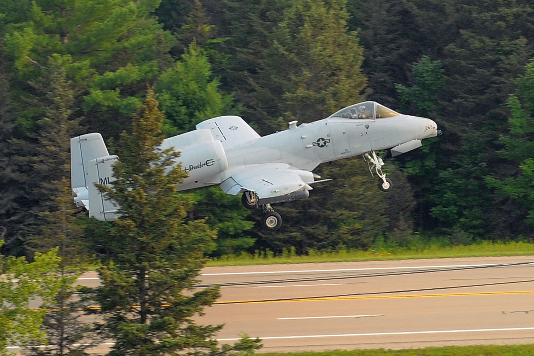 6770547 - A-10 Thunderbolt II Lands and Takes Off From a Highway Near Alpena During Northern Strike 21-2 [Image 6 of 10]