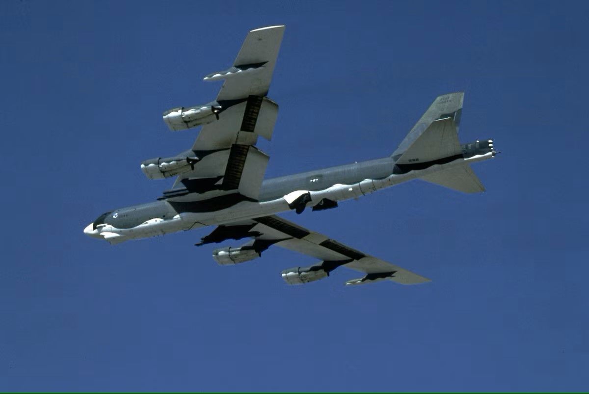 A USAF B-52H Stratofortress flies through the sky (jpg)