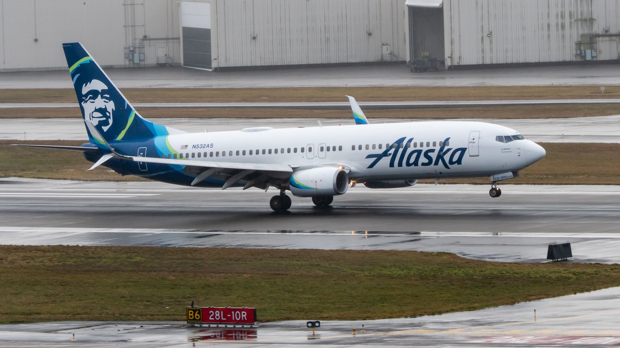 Alaska Airlines Boeing 737-800 landing