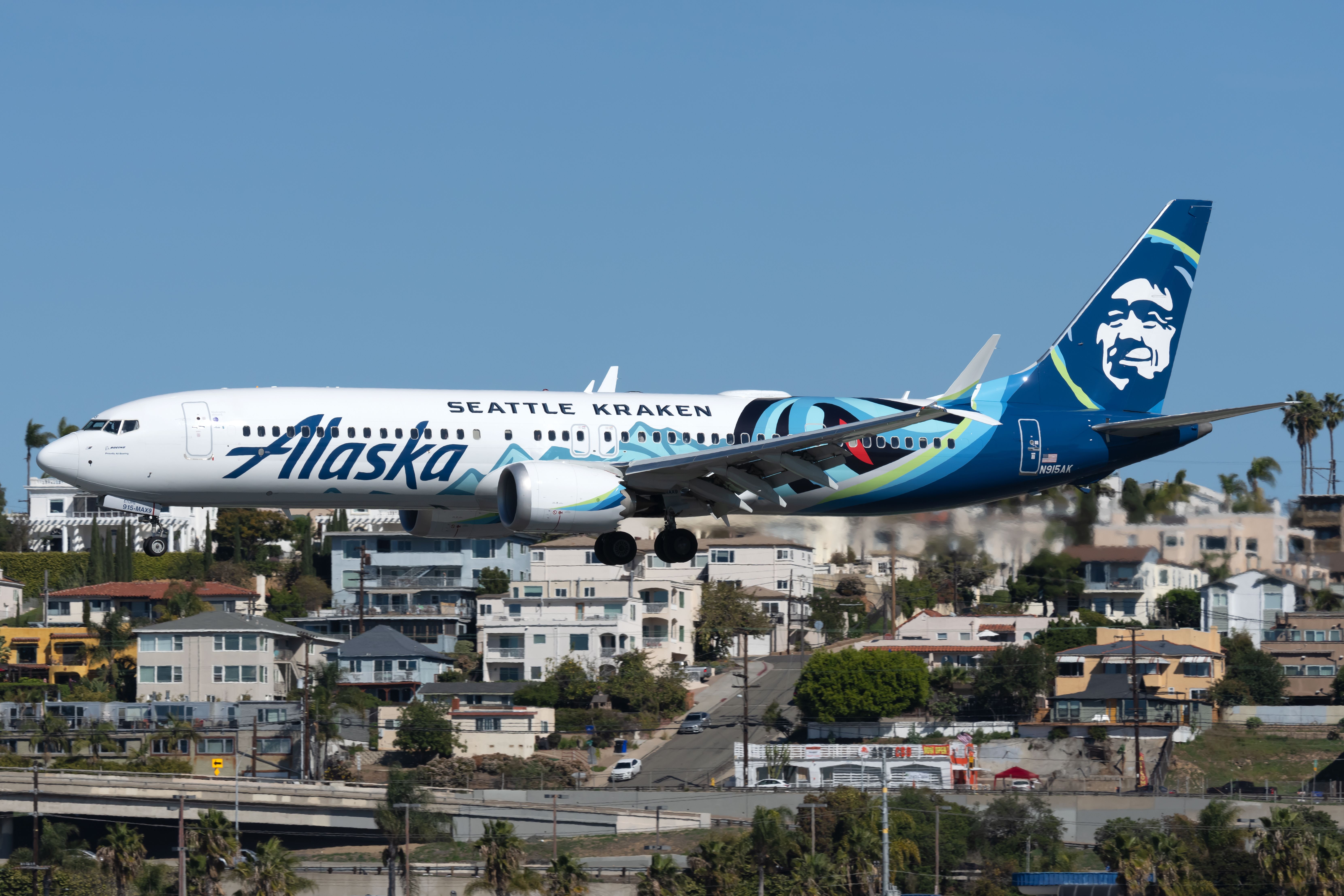 Alaska Airlines Boeing 737 MAX 9 landing