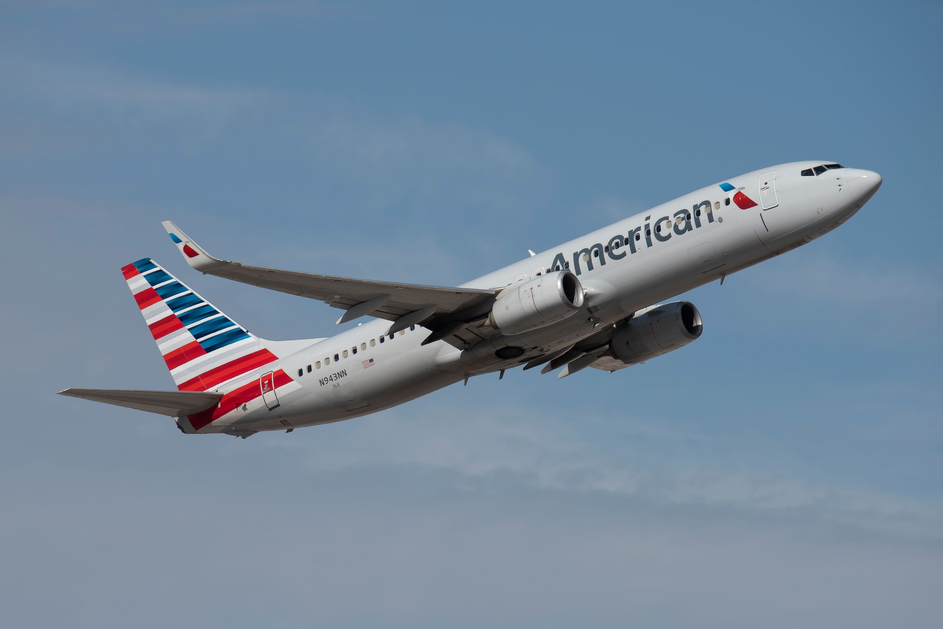 American Airlines Boeing 737-800 climbing out of PHX shutterstock_2268650877