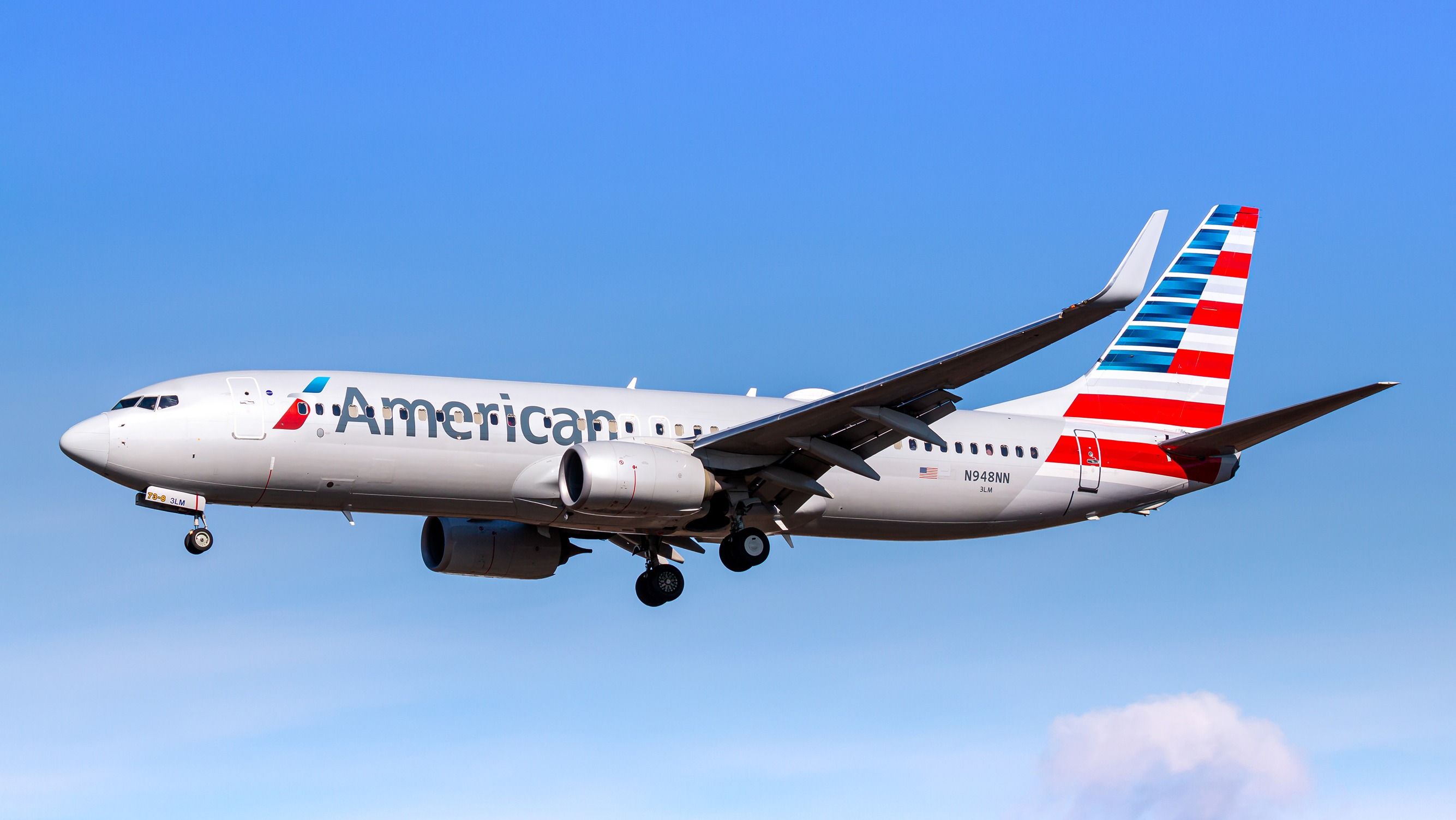 American Airlines Boeing 737-800 final approach shutterstock_1674484681