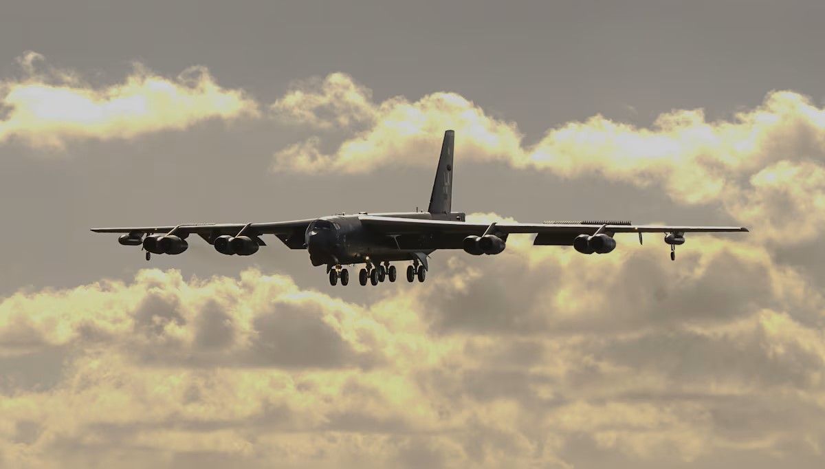 B-52 lands an Andersen AFB Guam (jpg)-1