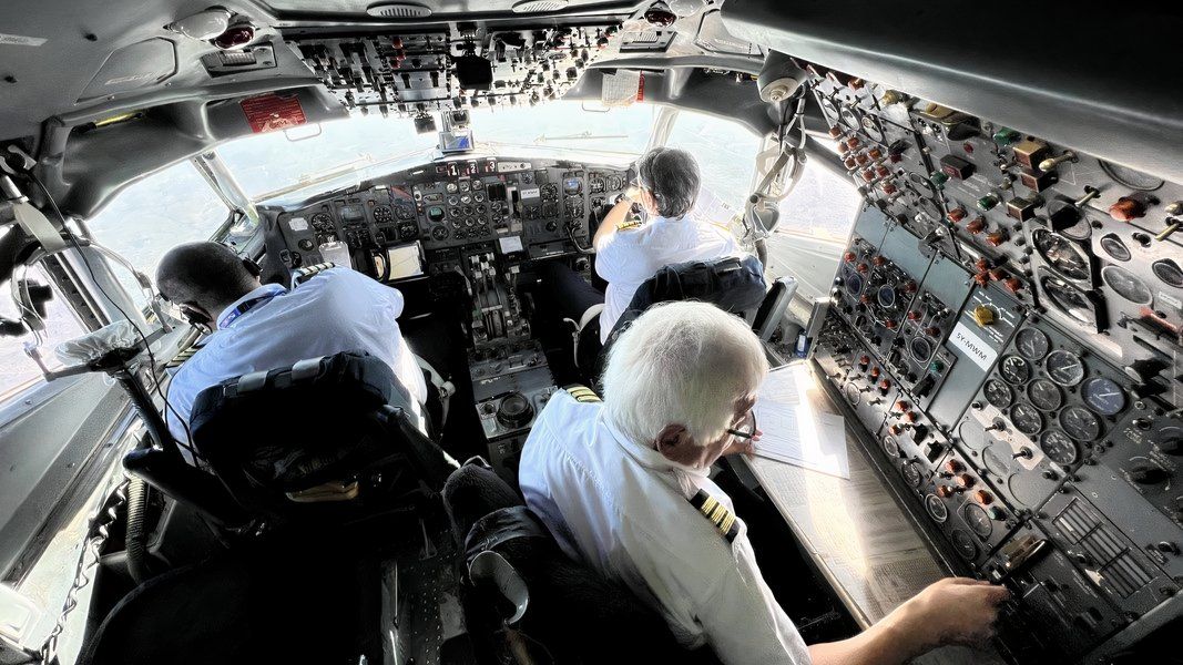 B727 cockpit