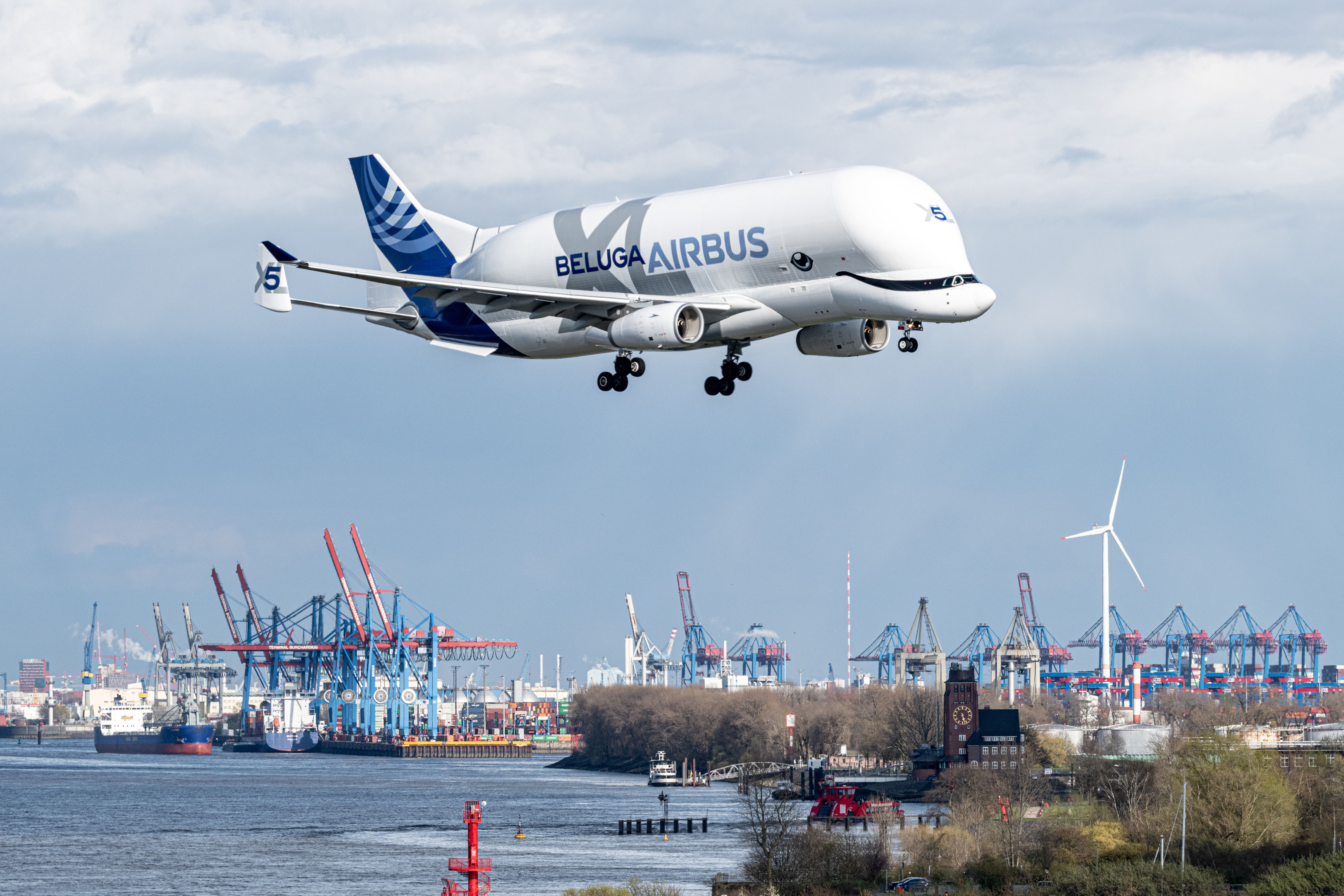 BelugaXL over the Elbe