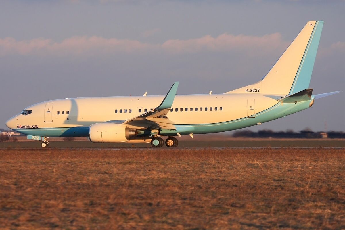 Boeing_737-7B5_BBJ,_Korean_Air_AN1890404-1