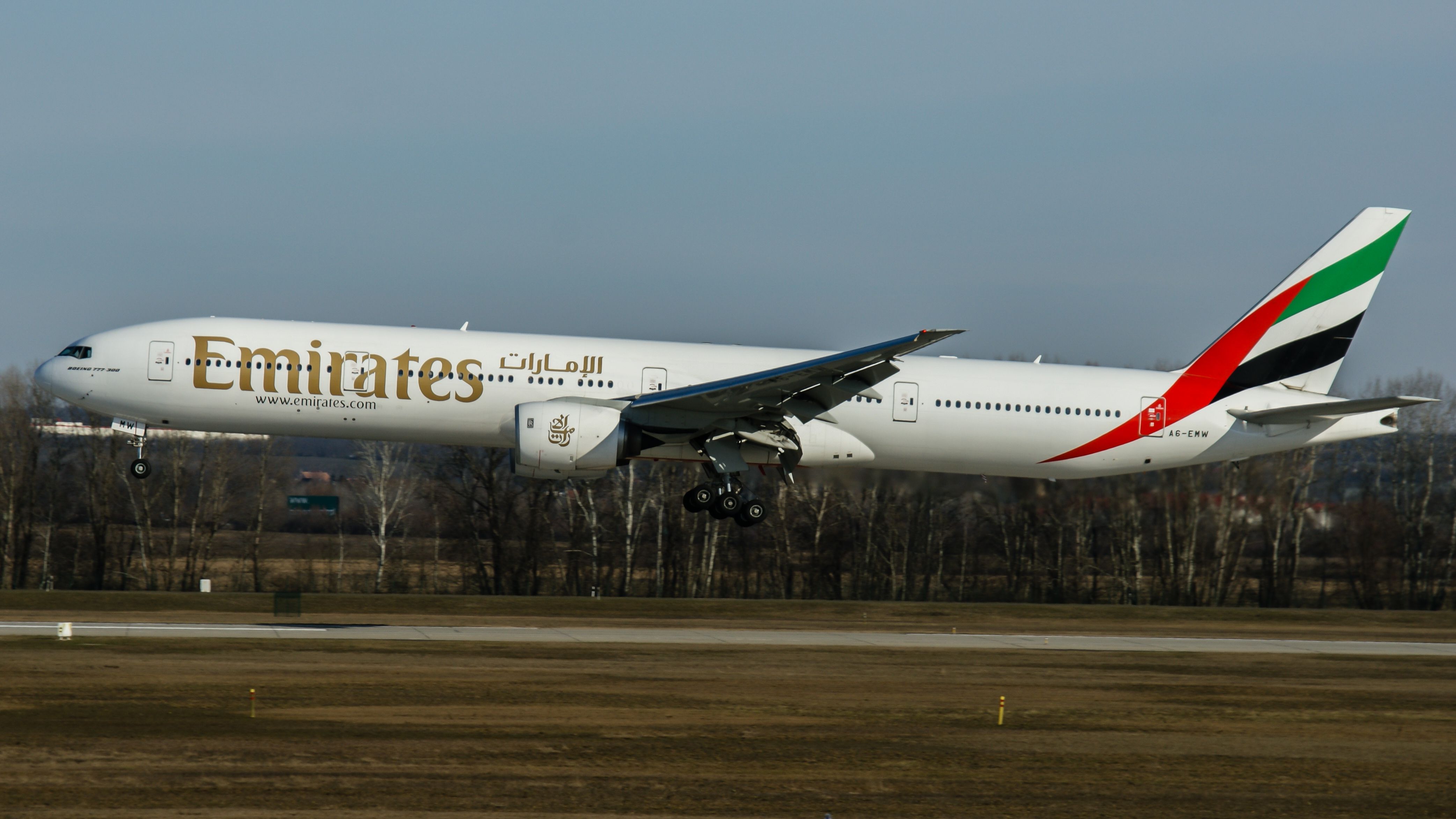 Boeing 777-300 Emirates Airlines landing