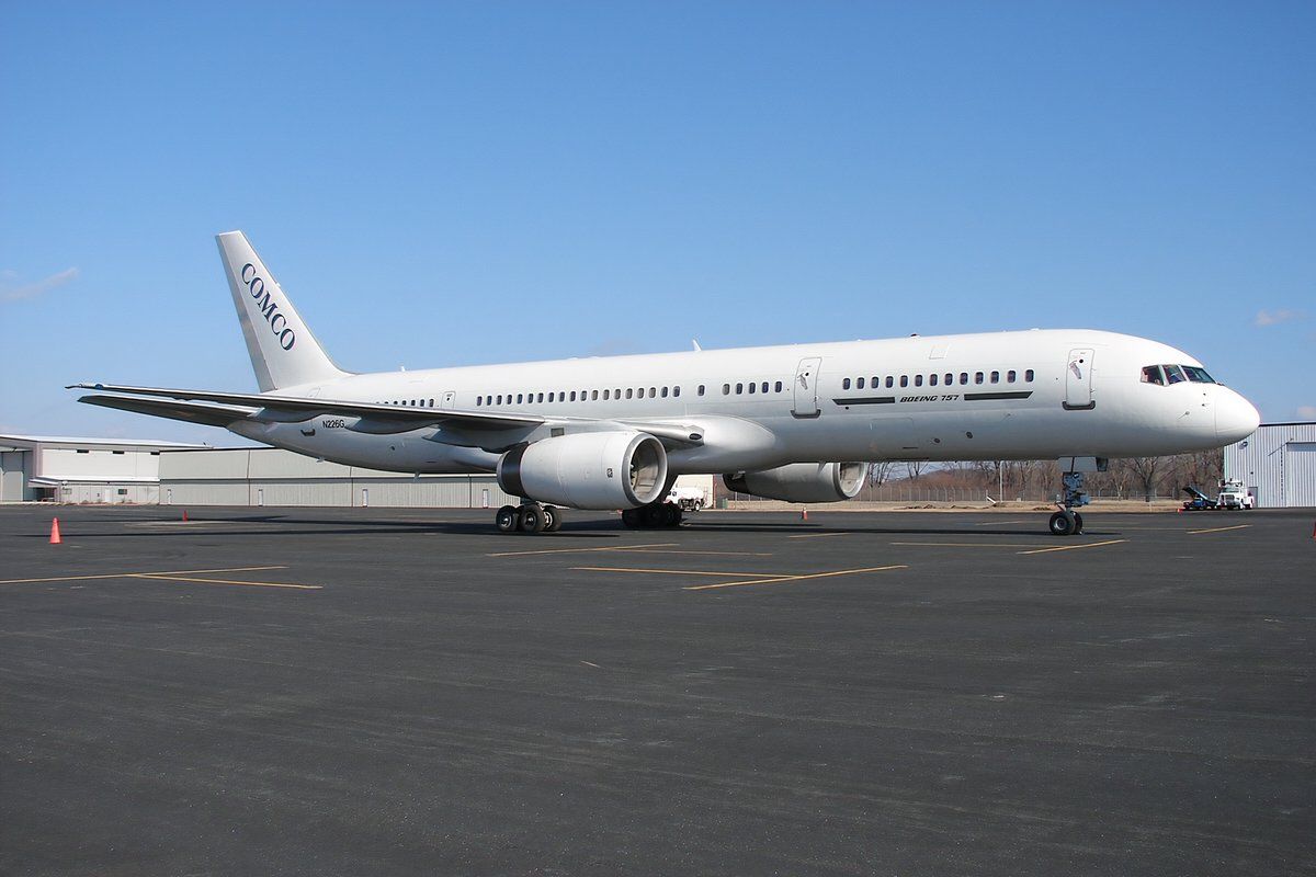 COMCO_Boeing_757-200_(N226G) on ground