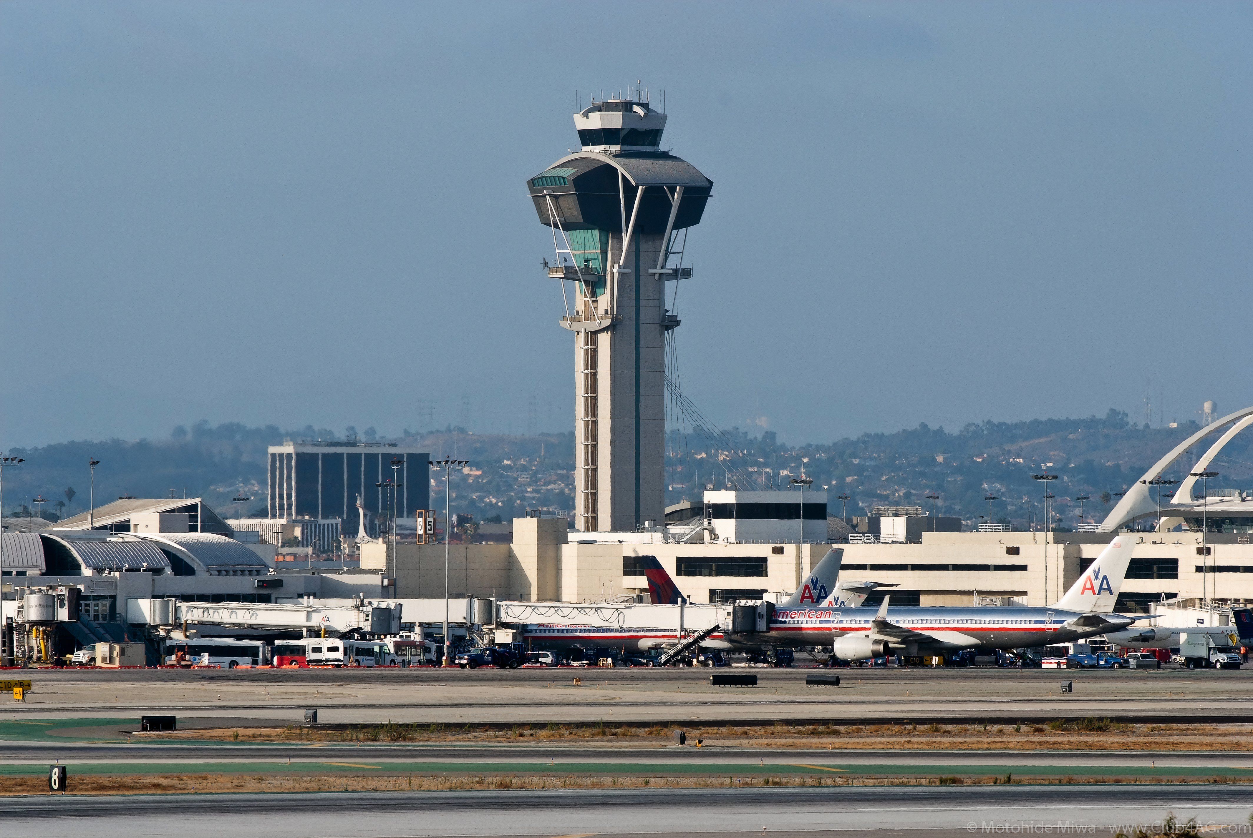 Control_tower_at_LAX_(6030868843)