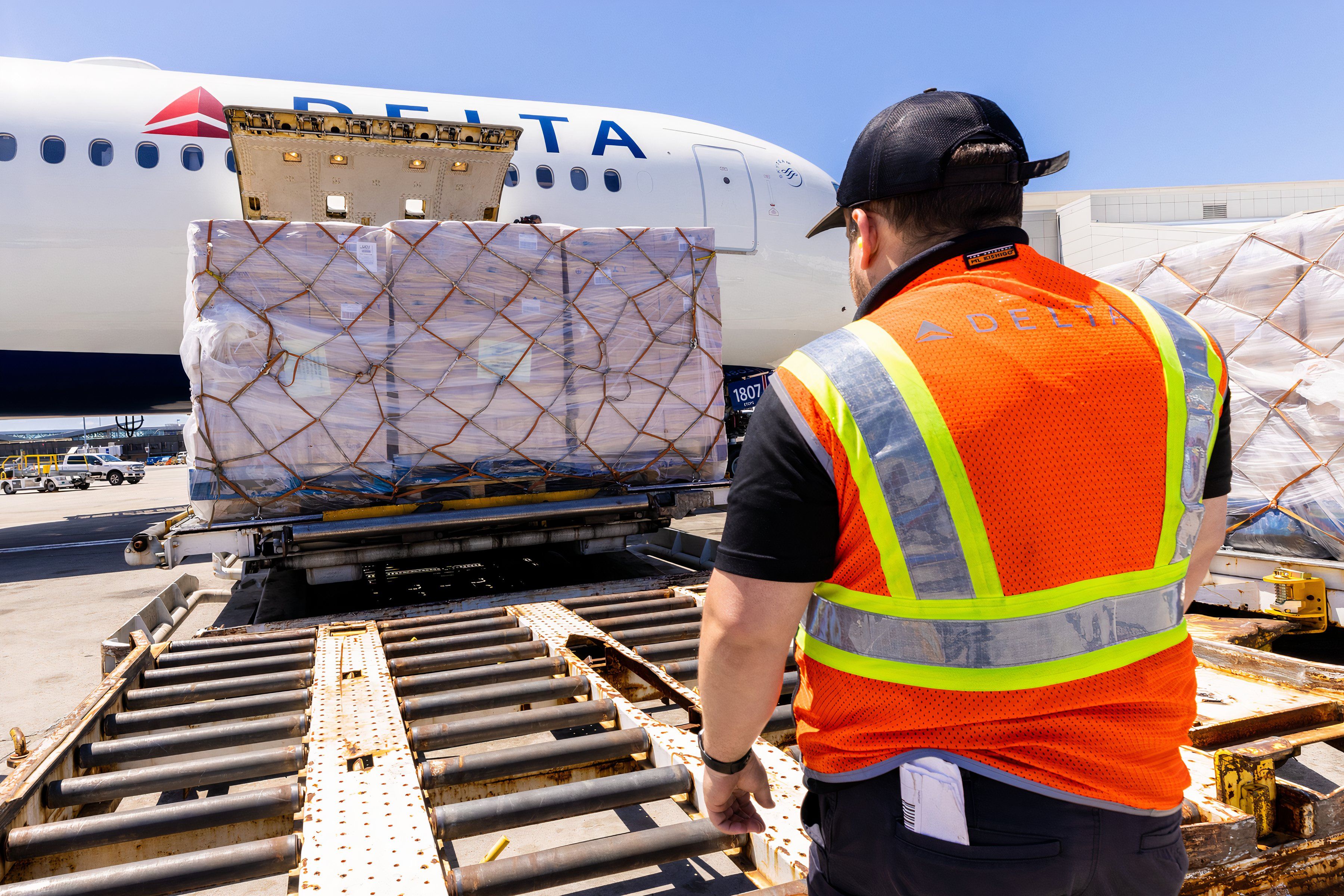 dal_formula_bos_062022_198 - Delta Air Lines Cargo at Work