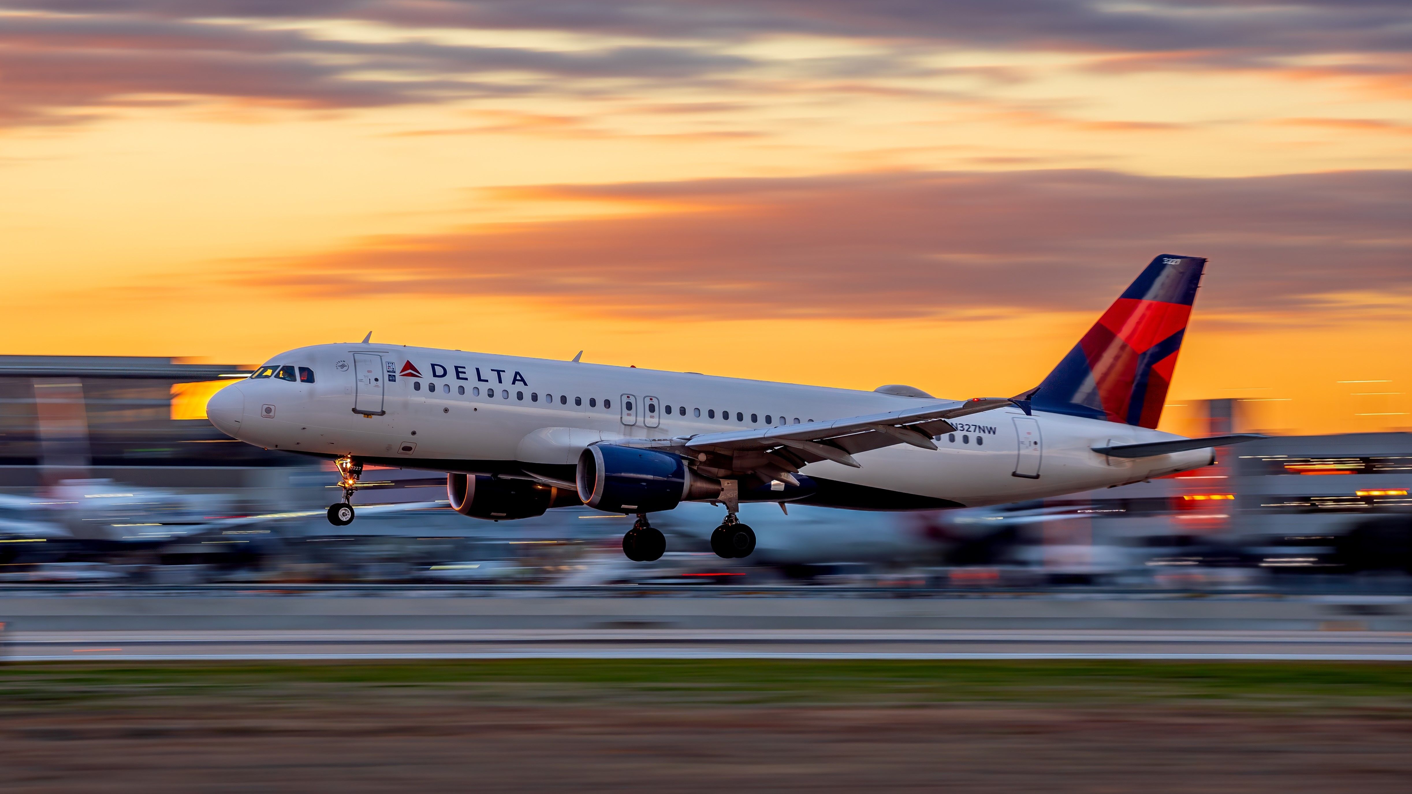 delta-air-lines-airbus-a320-returns-to-west-palm-beach-following-engine