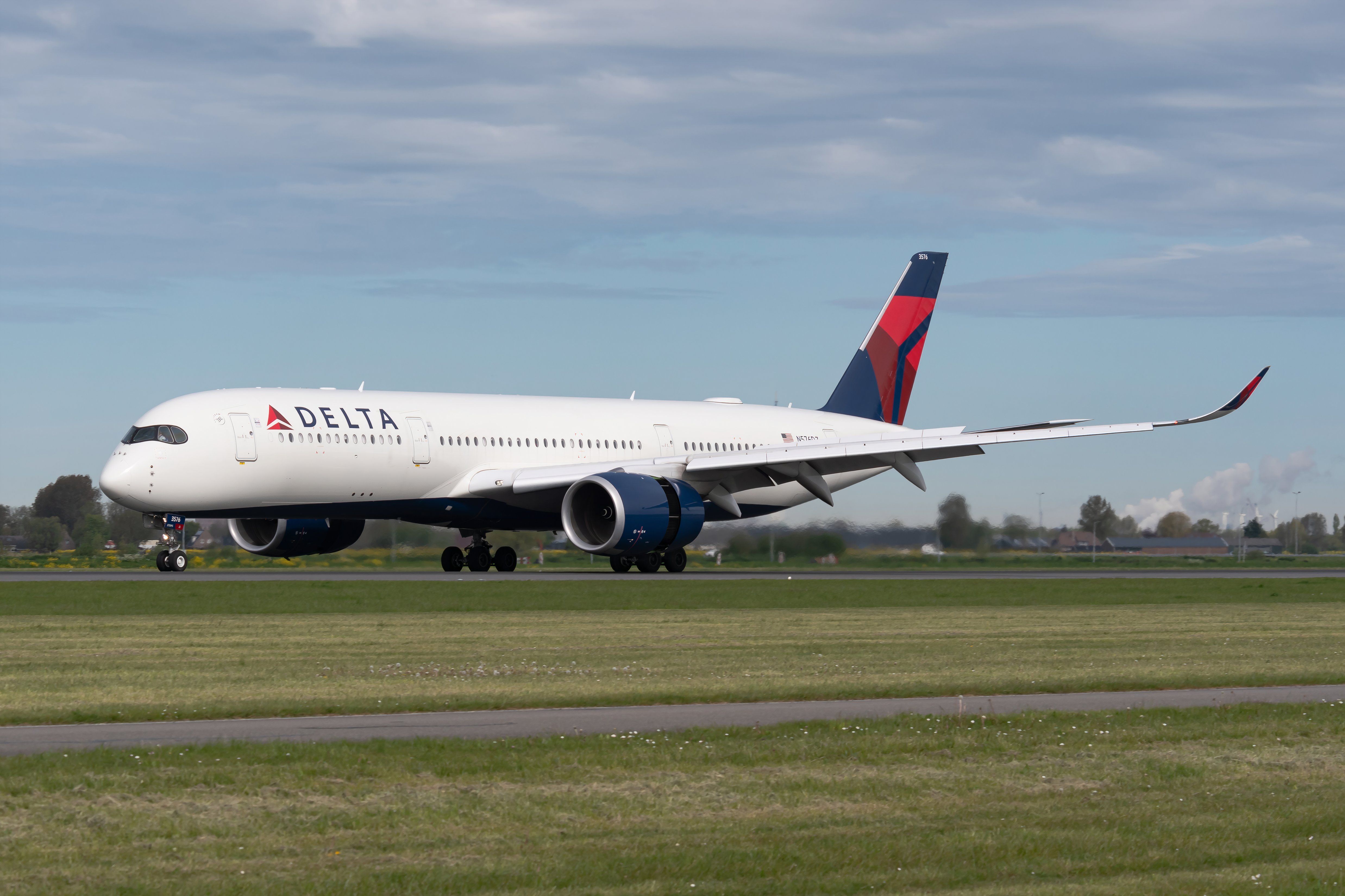 Delta ex LATAM A350 slowing down on runway