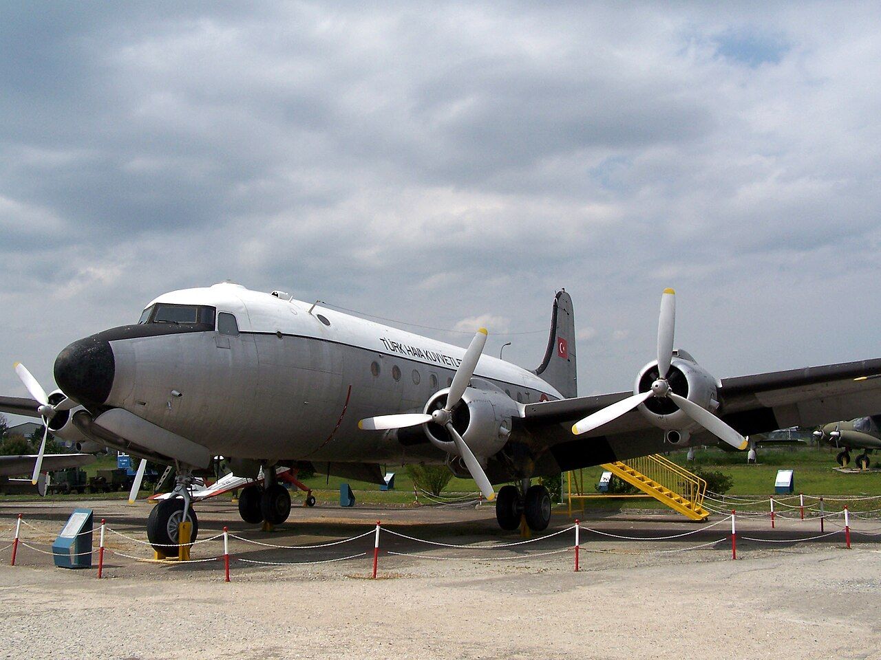 Douglas_C-54_at_Istanbul_5413