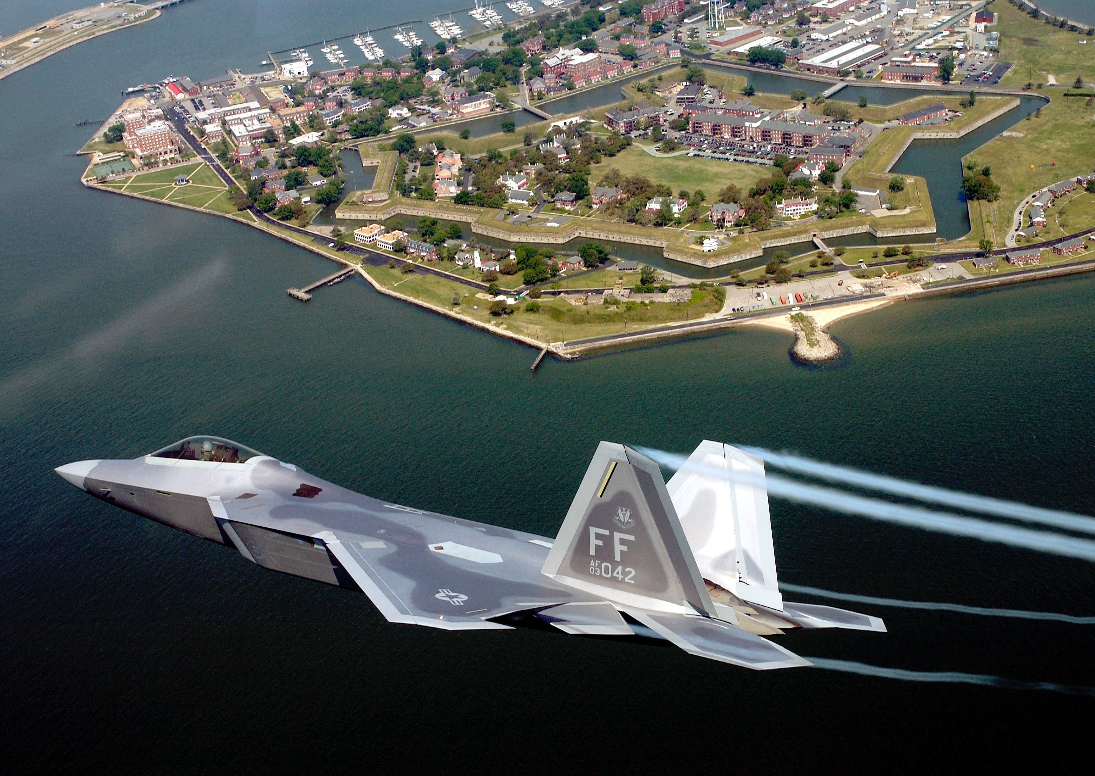 Photo of an F-22 in flight 