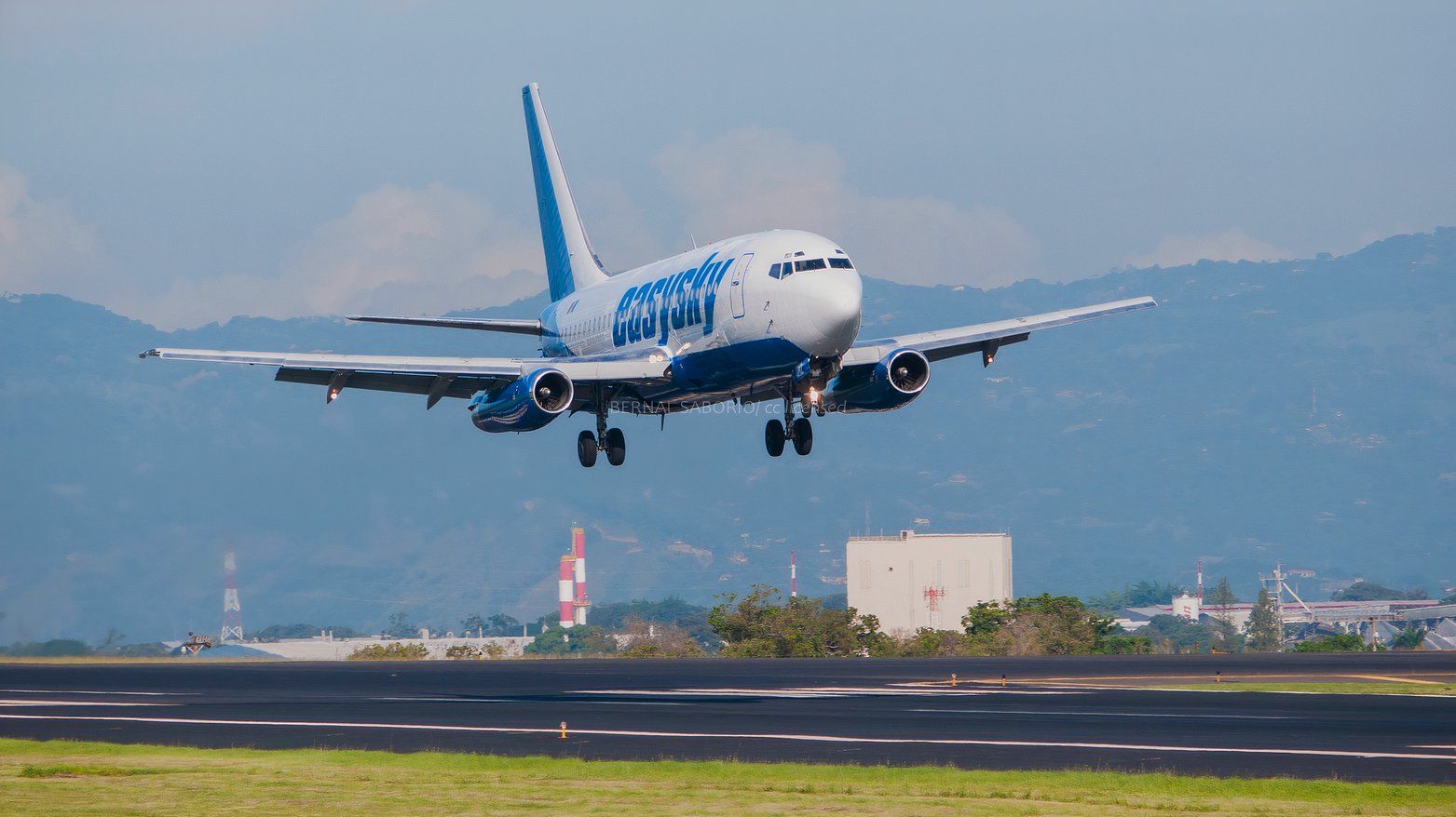 Global_Air_Boeing_B737-200._Operated_by_Easy_Sky_(Honduras)
