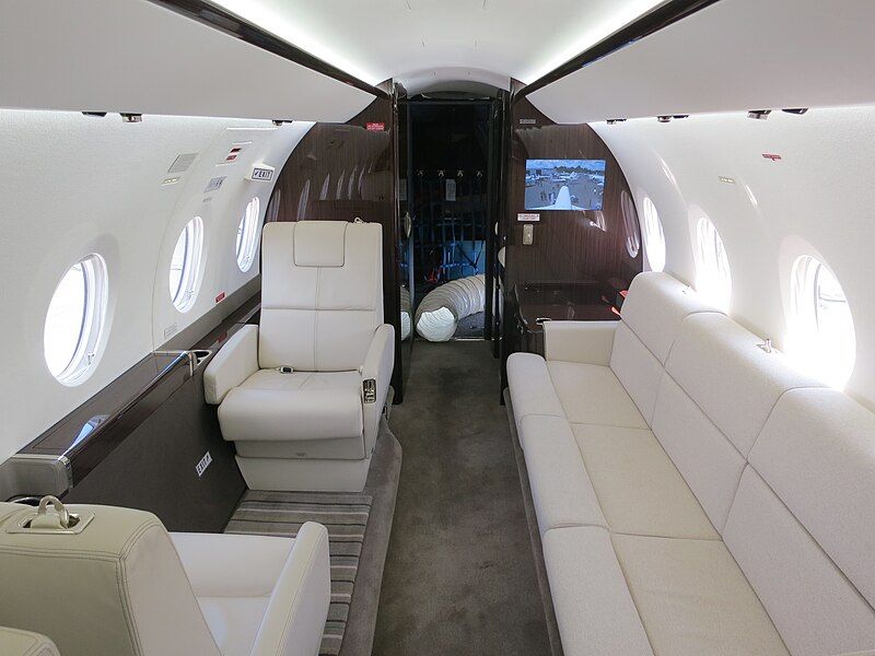 Gulfstream_G280_cabin_interior_with_divan