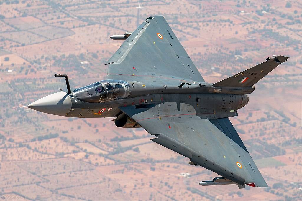 hal_tejas_-la-5018-_of_squadron_18_flying_bullets.jpg