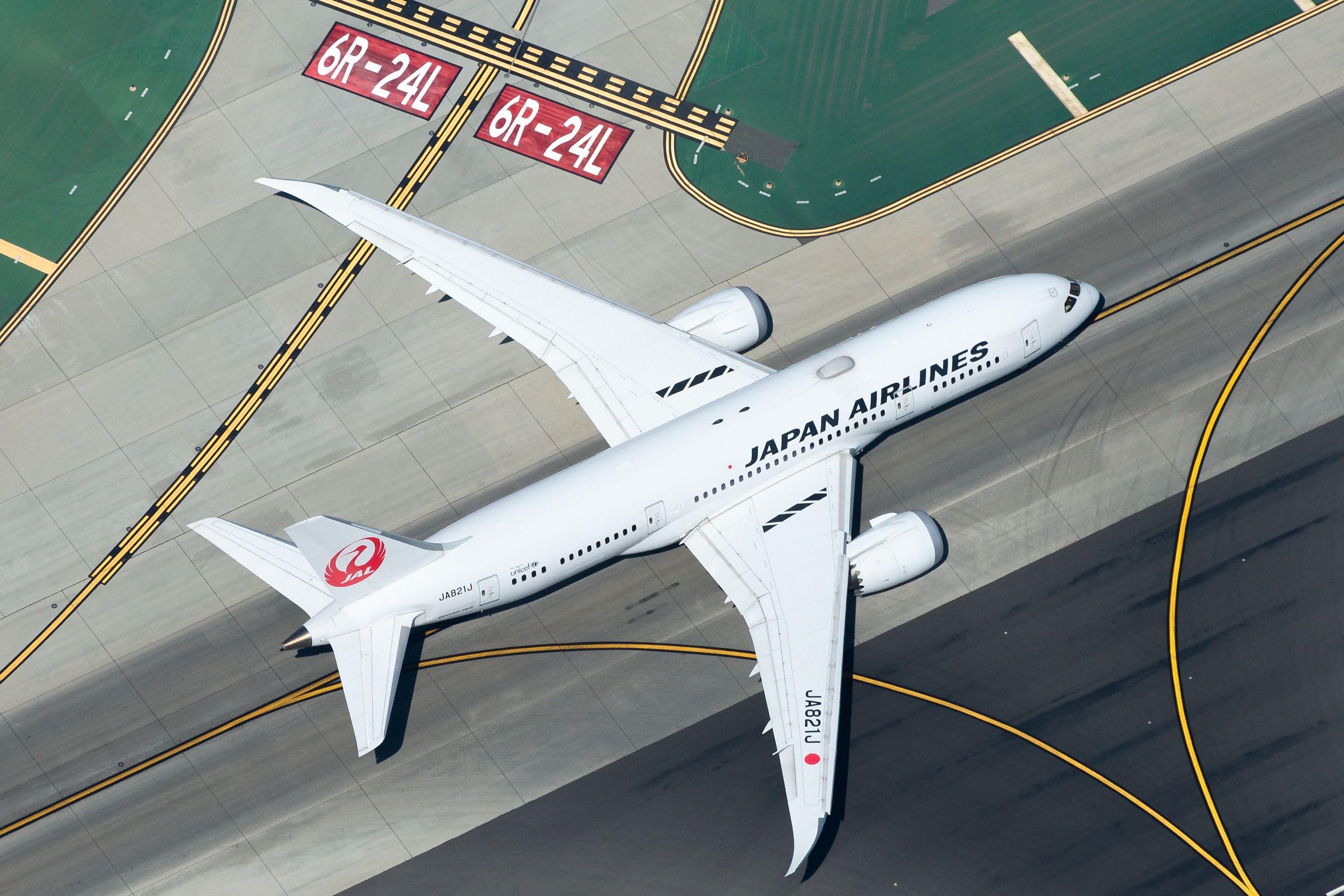 Japan Airlines Boeing 787-9 at LAX shutterstock_1597935304