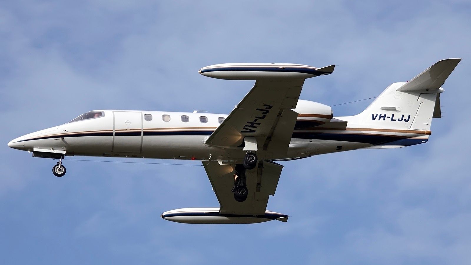 Jet_City_Bombardier_Learjet_35A_DRW_Butler