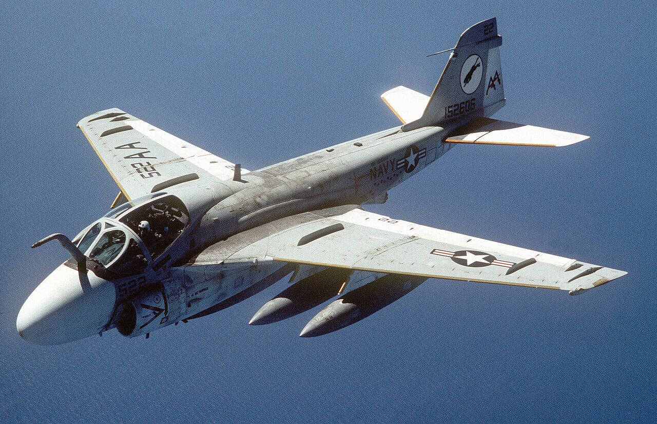 KA-6D_Intruder_VA-35_in_flight_1990