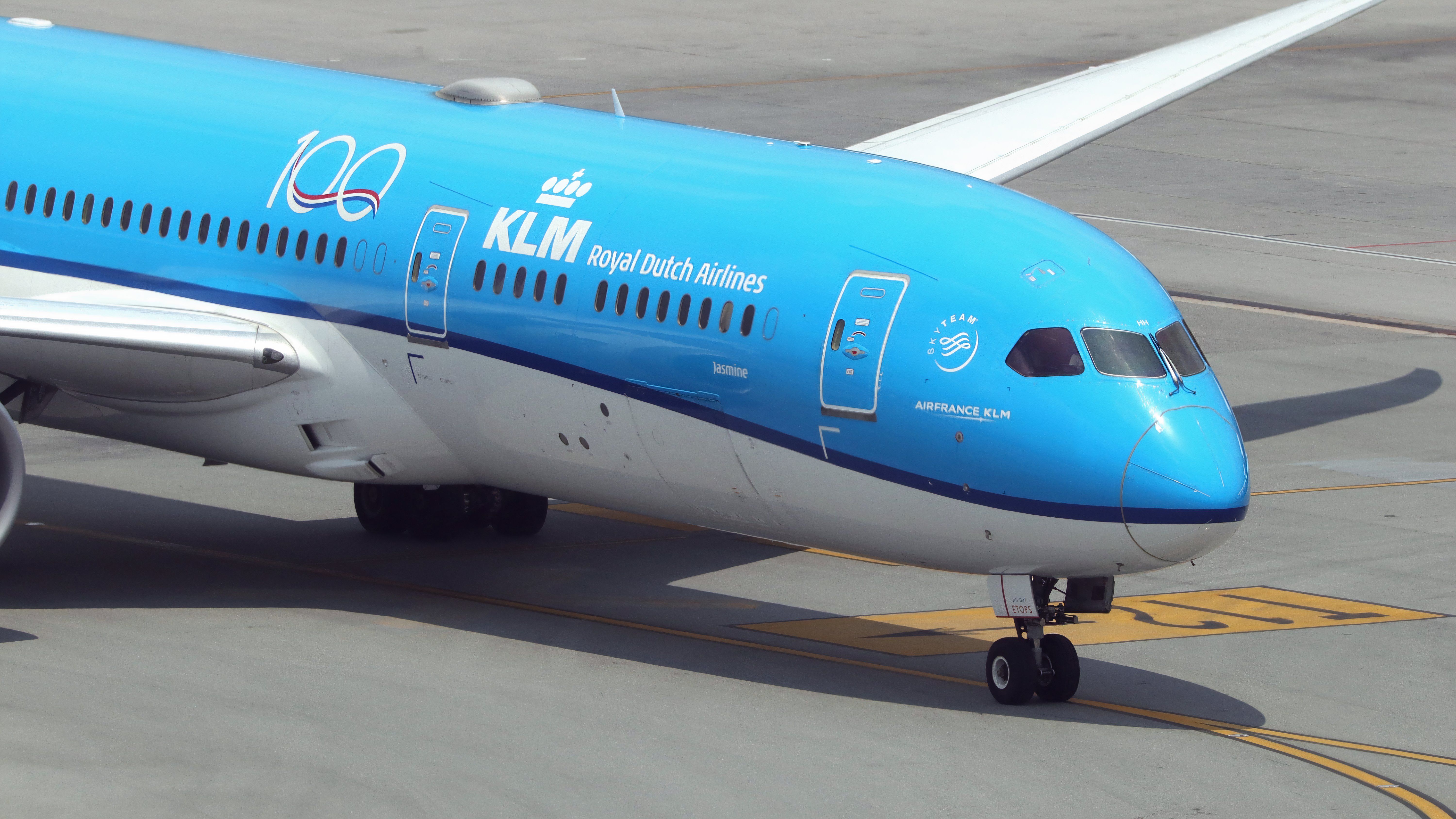 KLM Boeing 787-9 taxiing shutterstock_1778694008