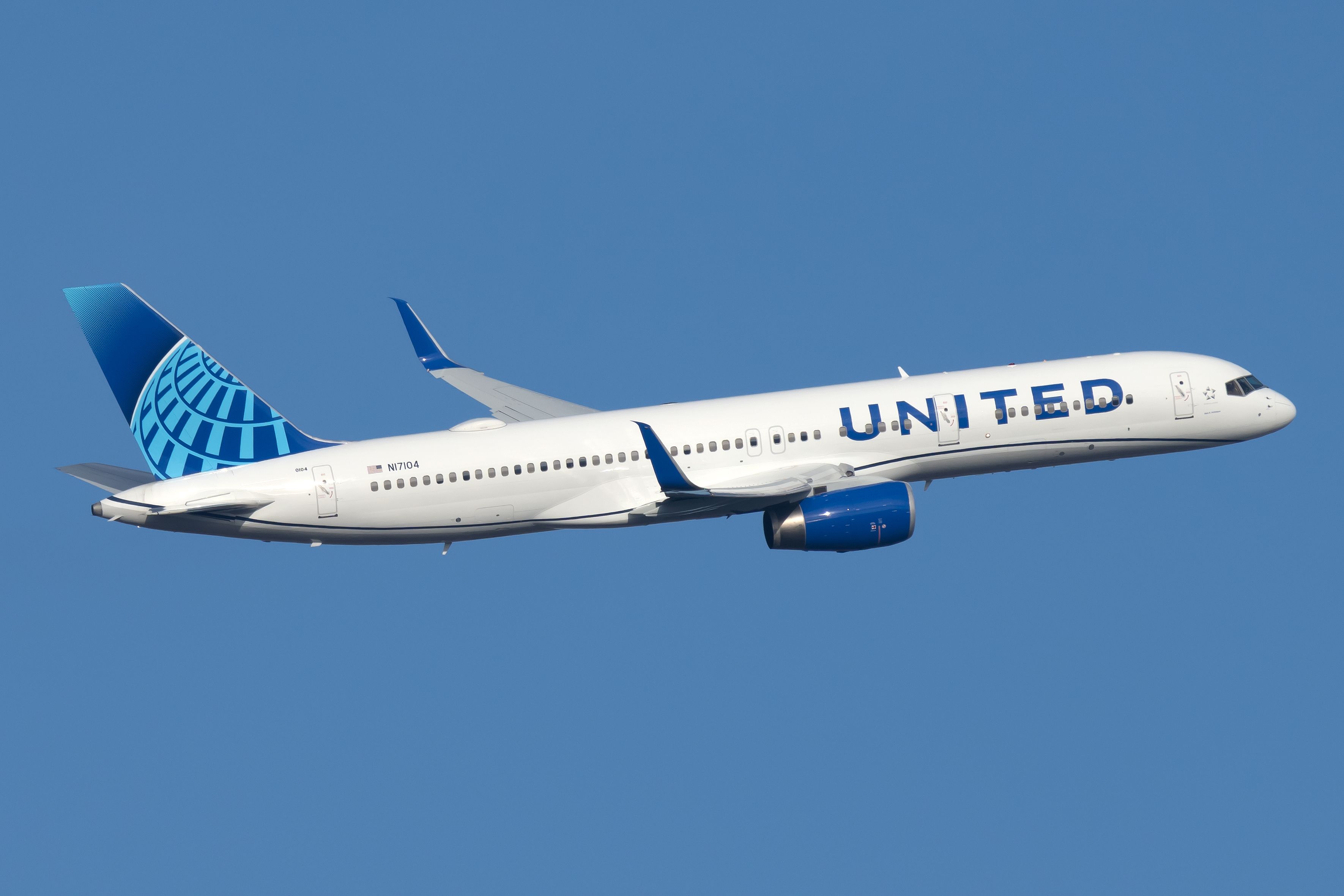United Airlines Boeing 757 in the sky.