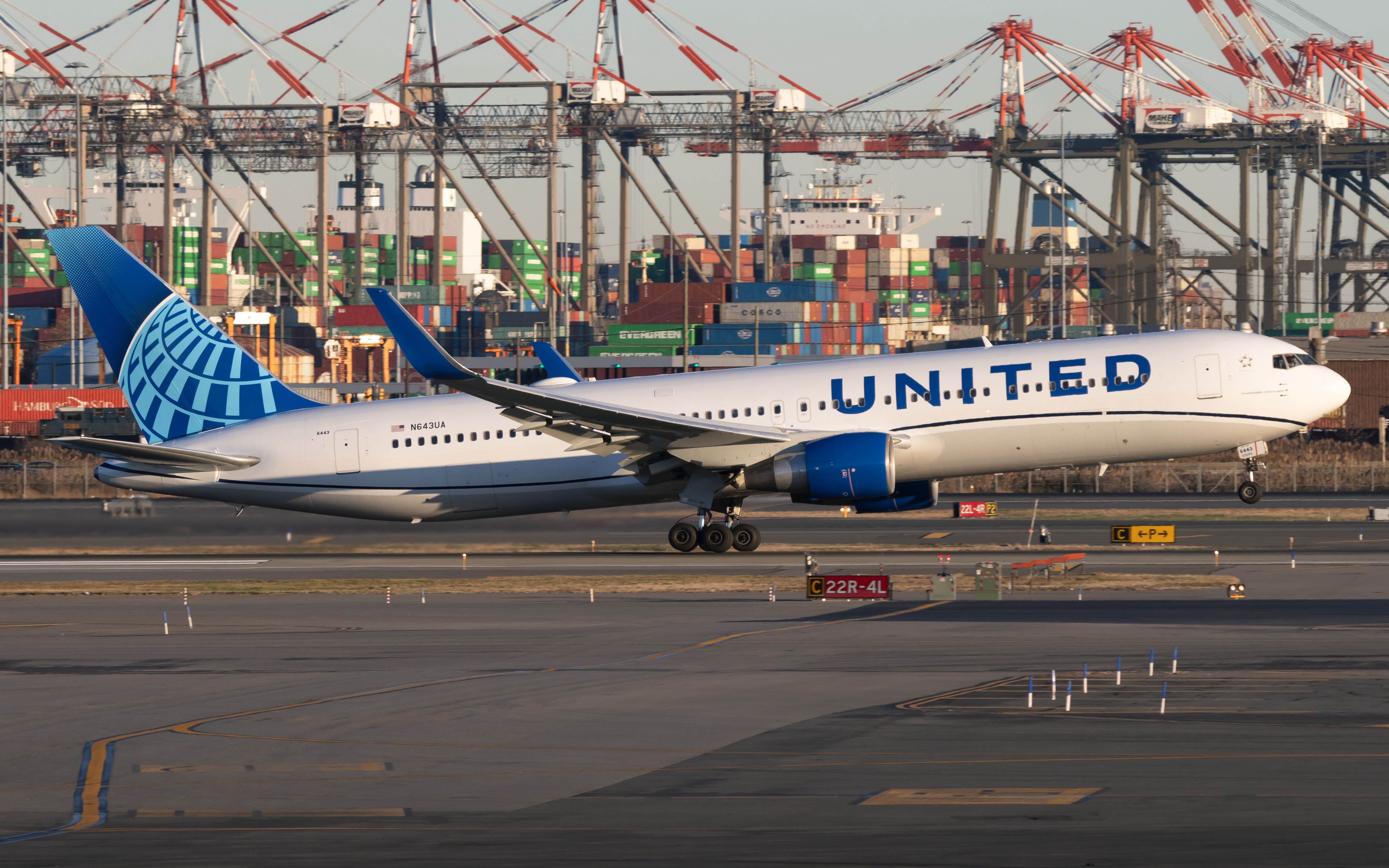 N643UA United Airlines Boeing 767-322(ER) (2)