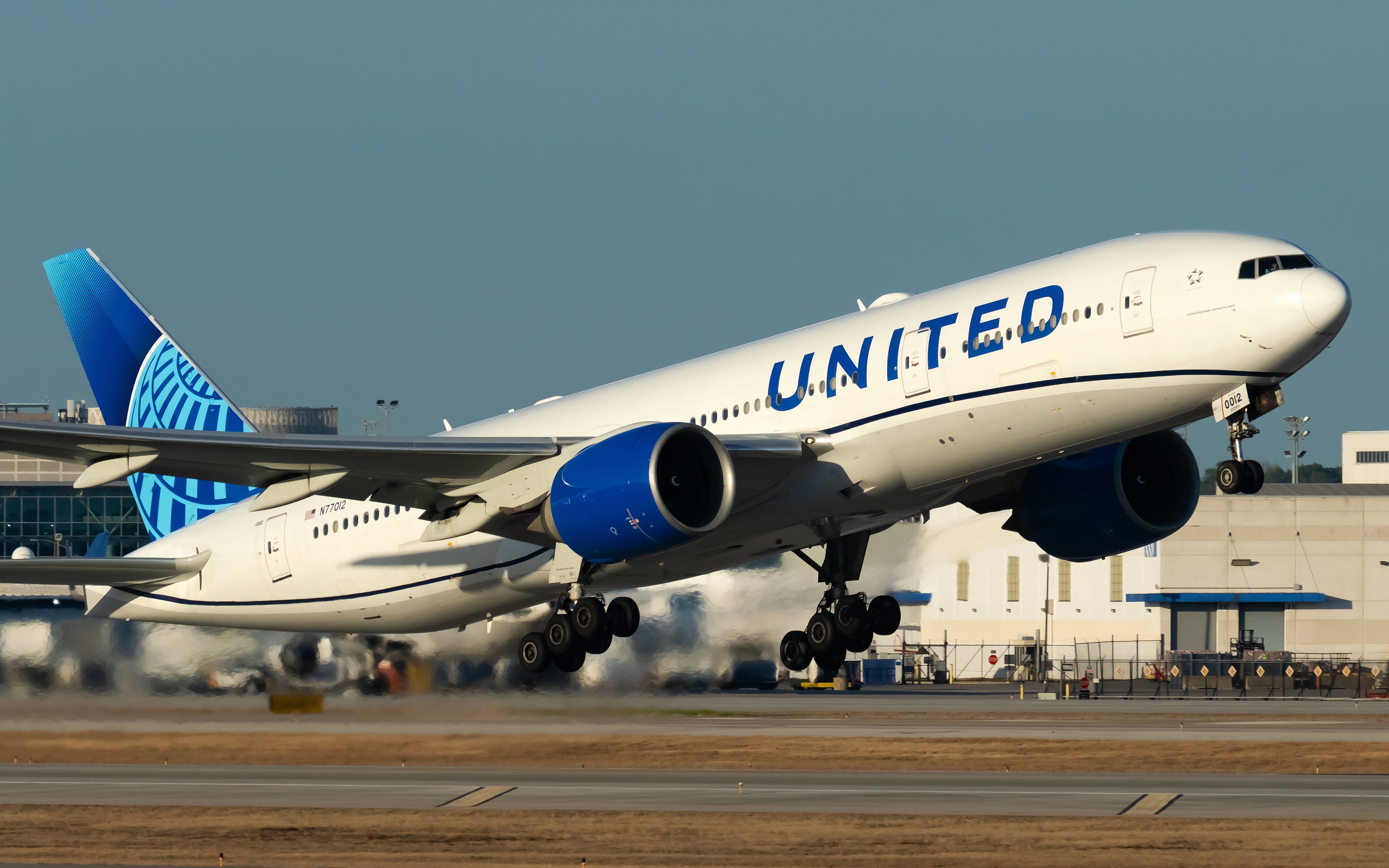 N77012 United Airlines Boeing 777-224(ER) 