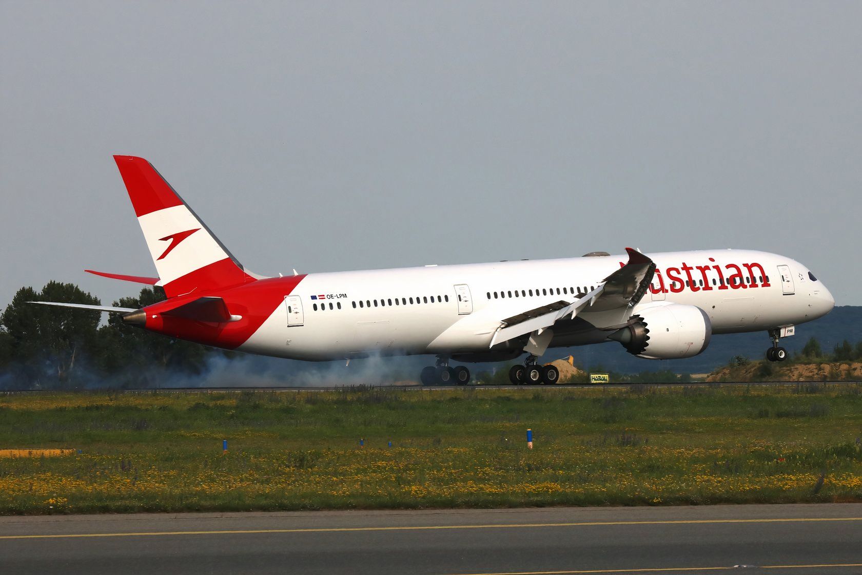 OS 787-9 OE-LPM landing