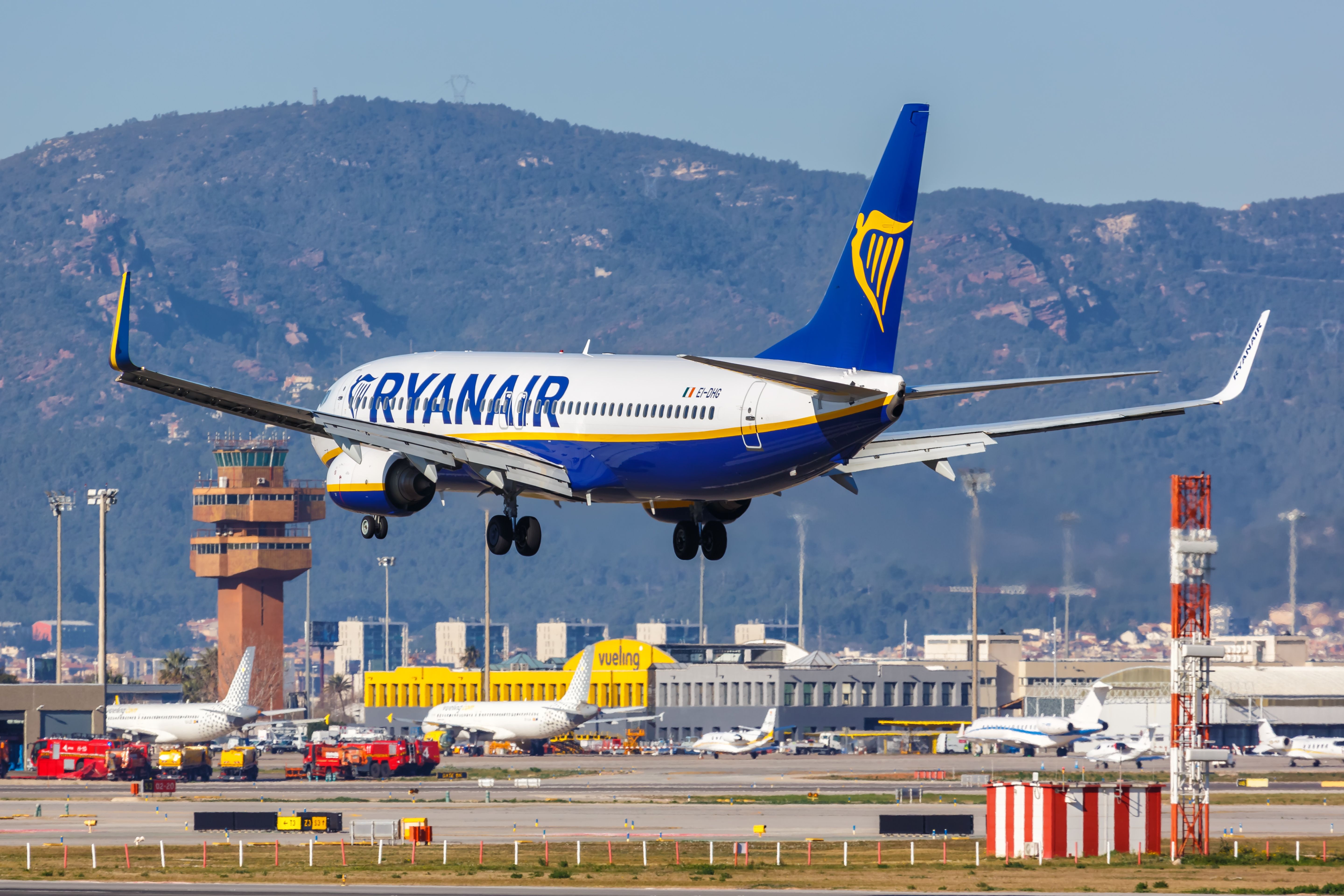 Ryanair波音737-800降落在BCN Shutterstock_2133270761