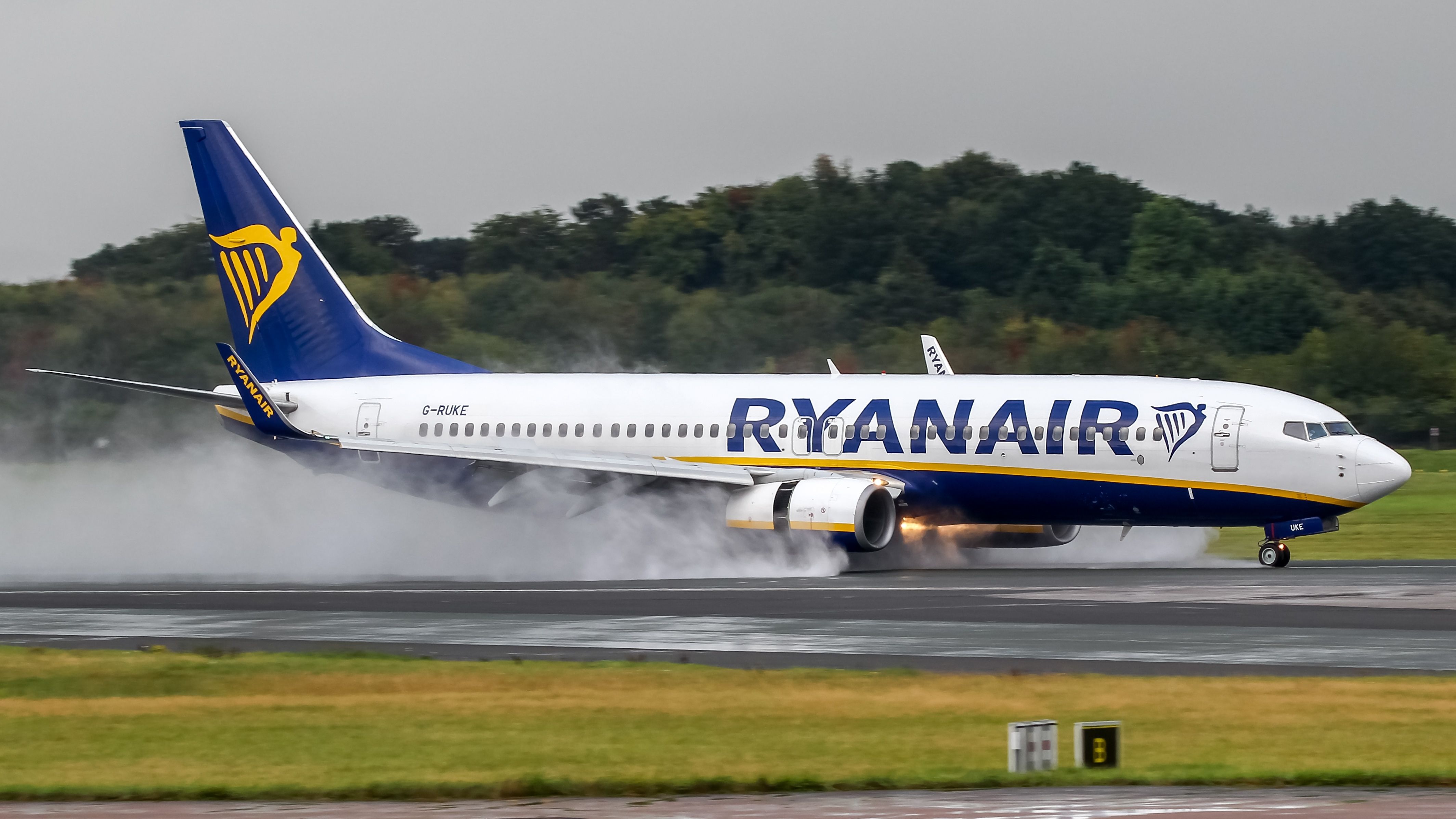 Ryanair Boeing 737-800 landing in the rain shutterstock_2218063157