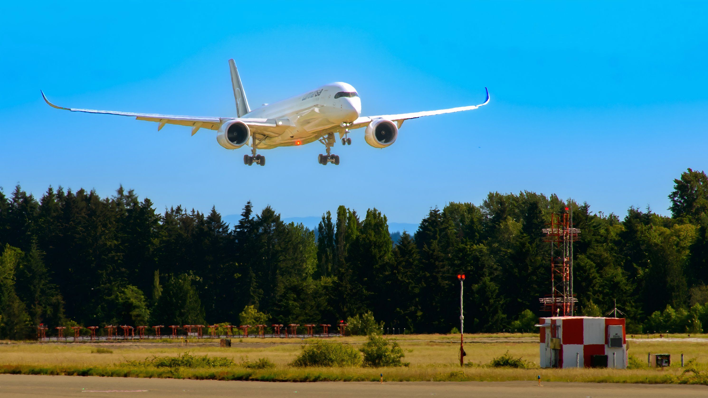 Lufthansa Airbus A350 Flashing Beacon On Final to SEA