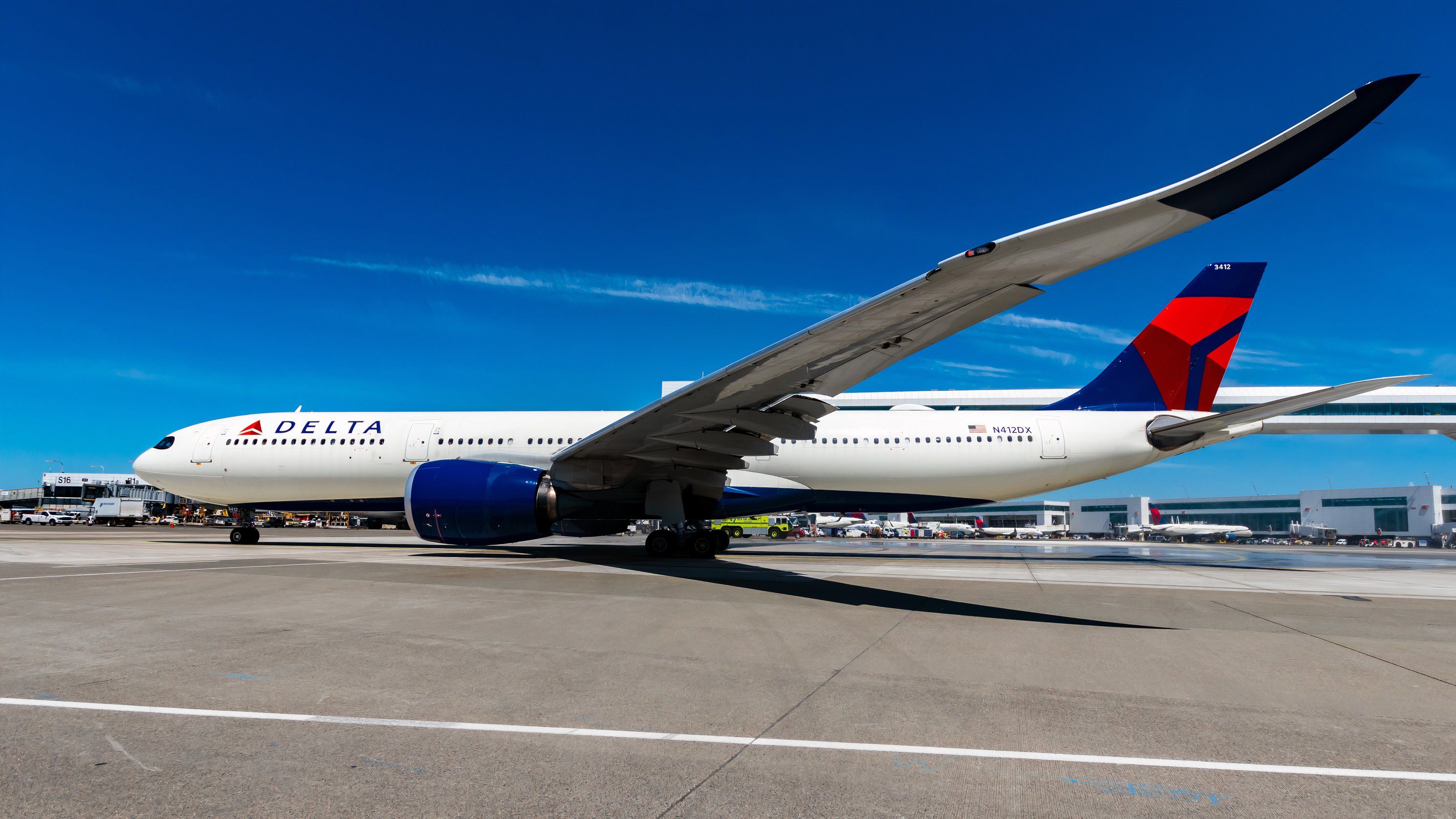 SF_Up Close With A Delta Air Lines A330-941 on the SEA Taxiway_JAK