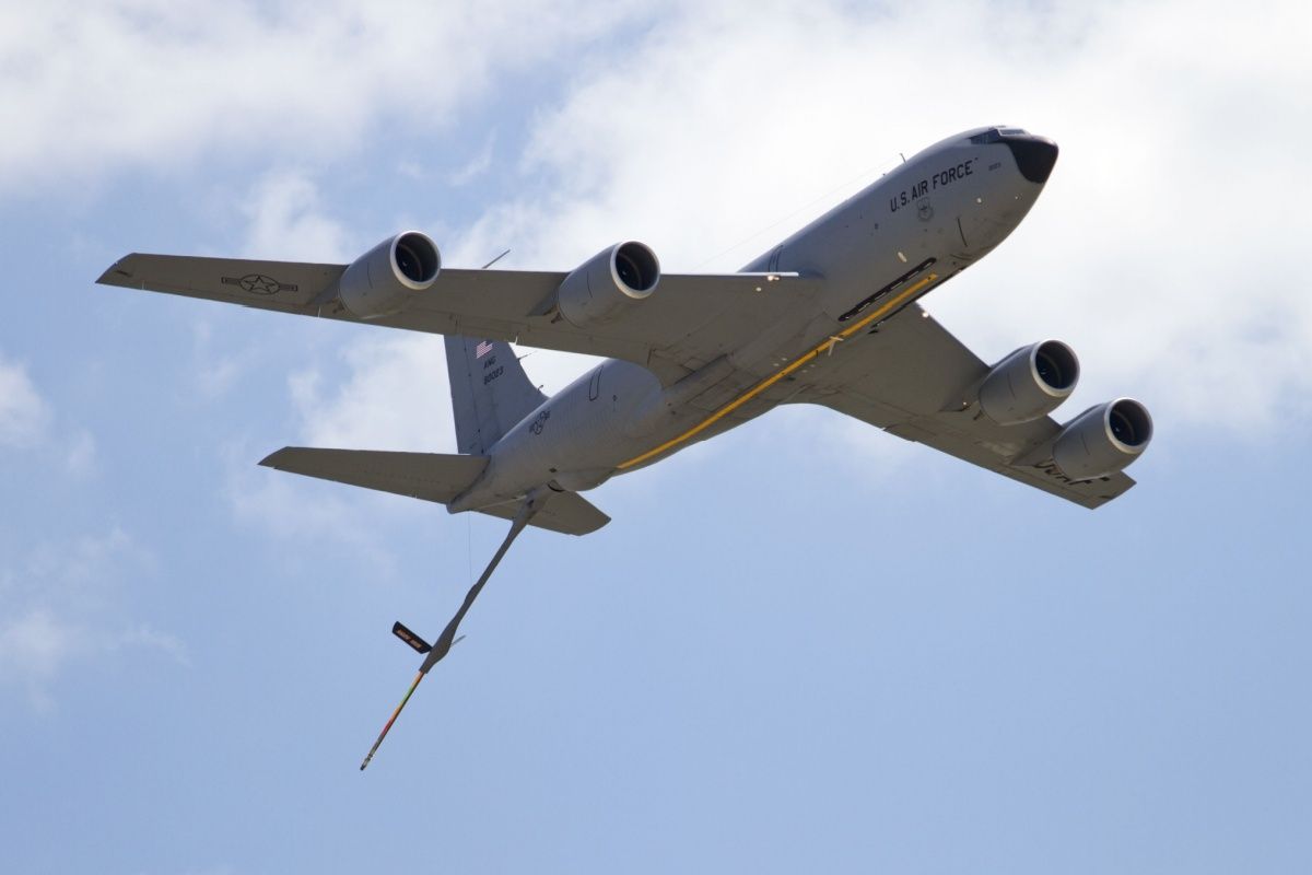 KC-135 Stratotanker demonstrates flying skills