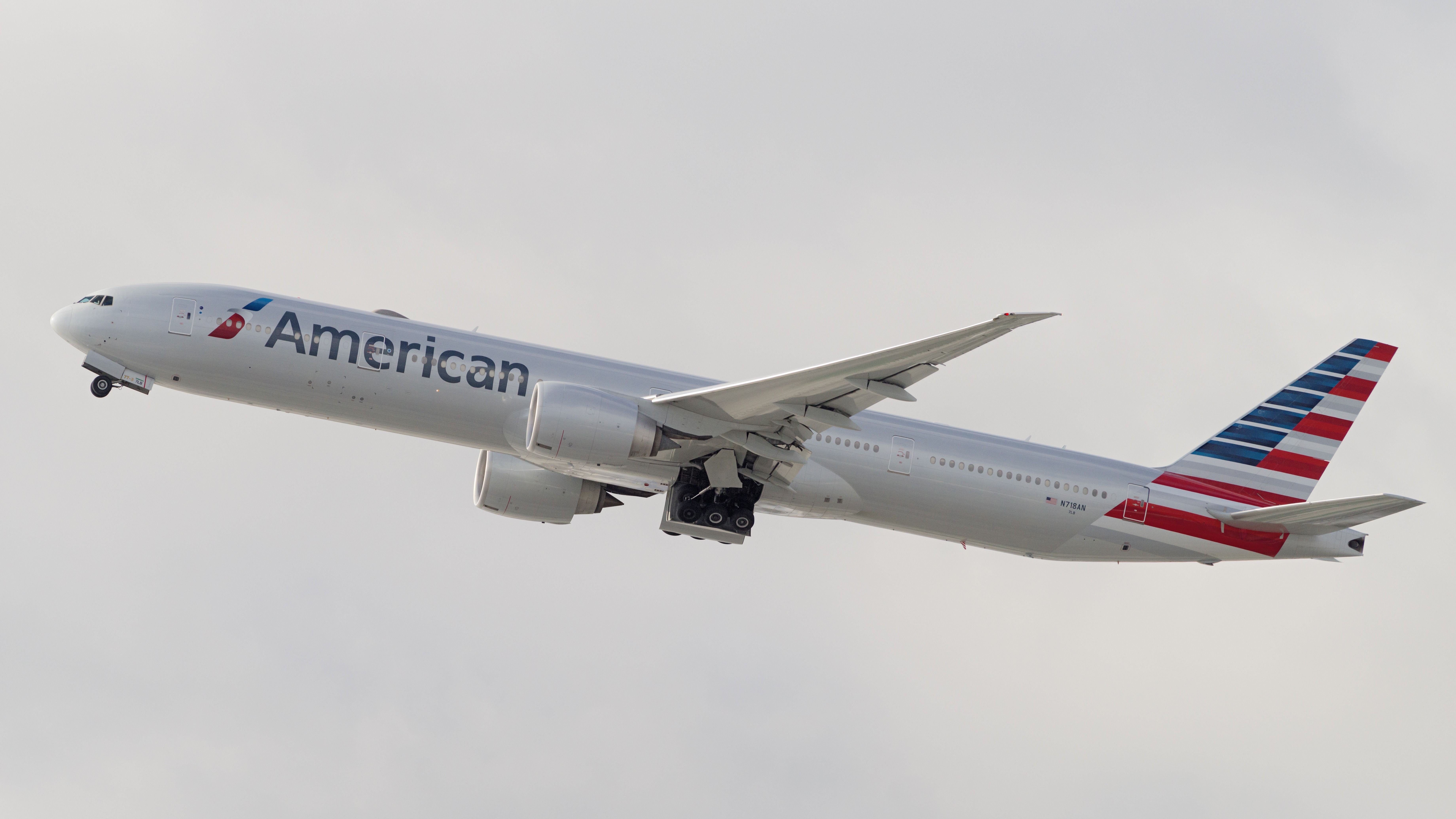 American Airlines Boeing 777-300ER Returns To Buenos Aires After ...