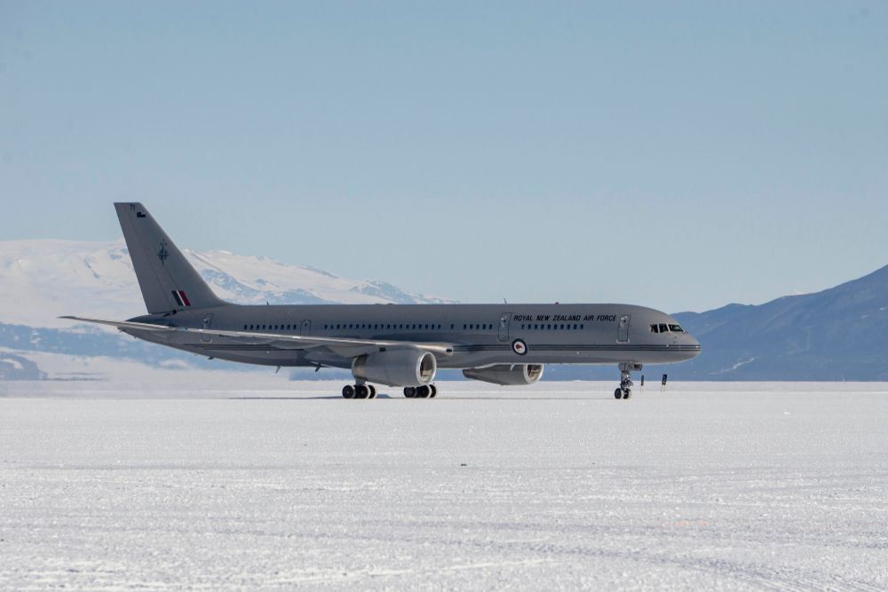 Royal New Zealand Air Force Boeing 757 lands at Phoenix Airfield