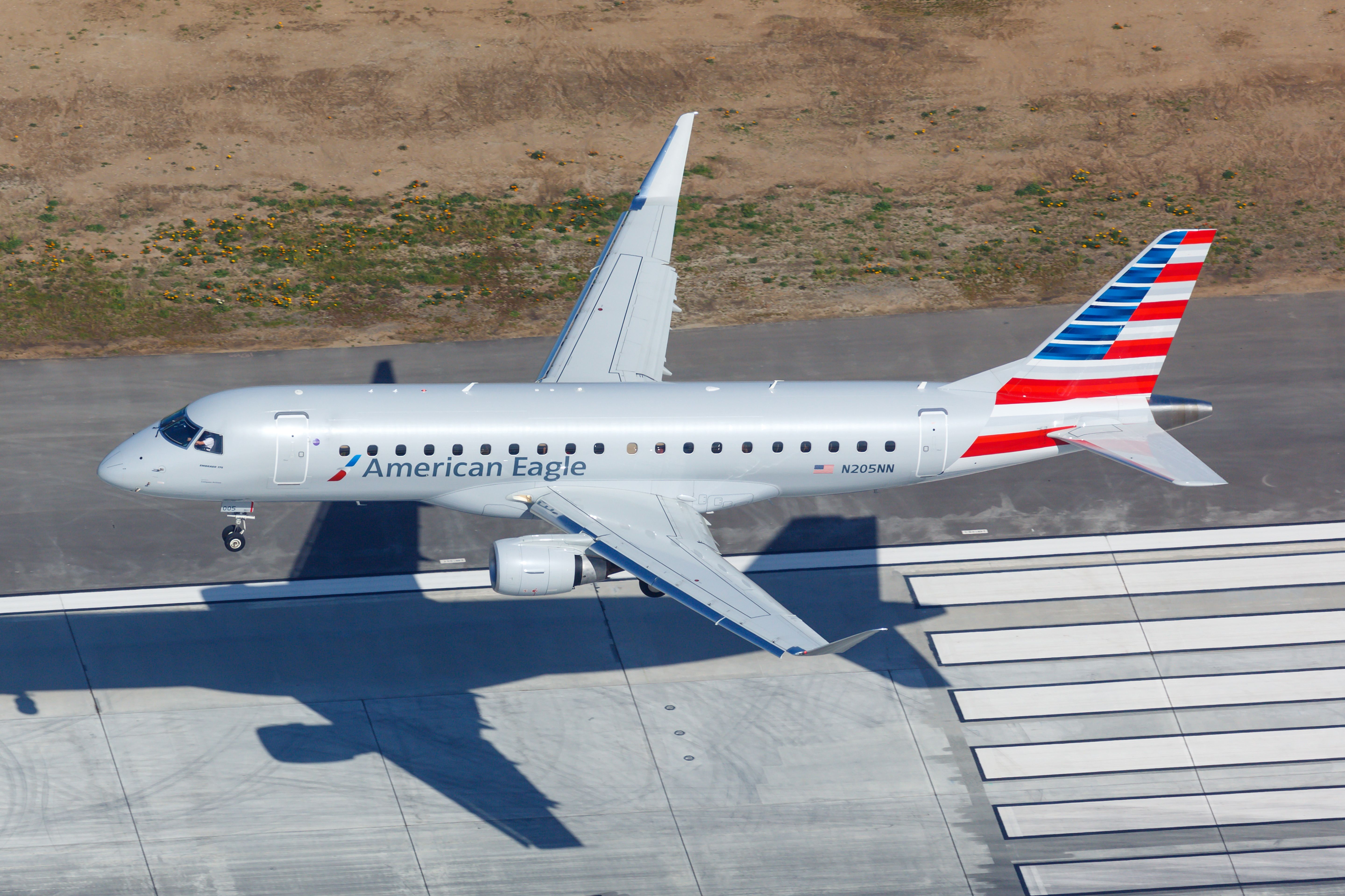 American Airlines Embraer E175 Landing In Los Angeles