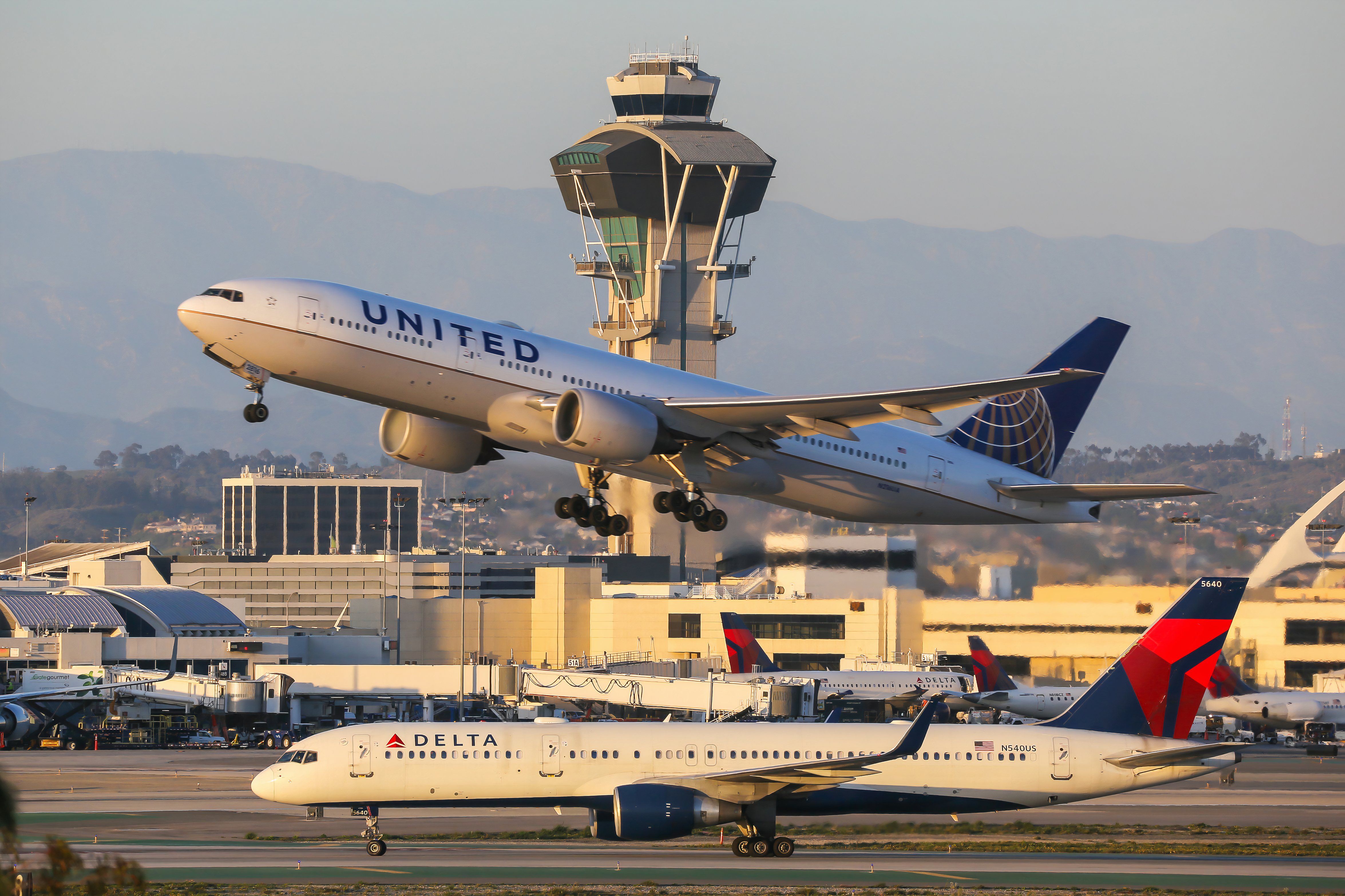 Delta and United panes at Los Angeles Airport.