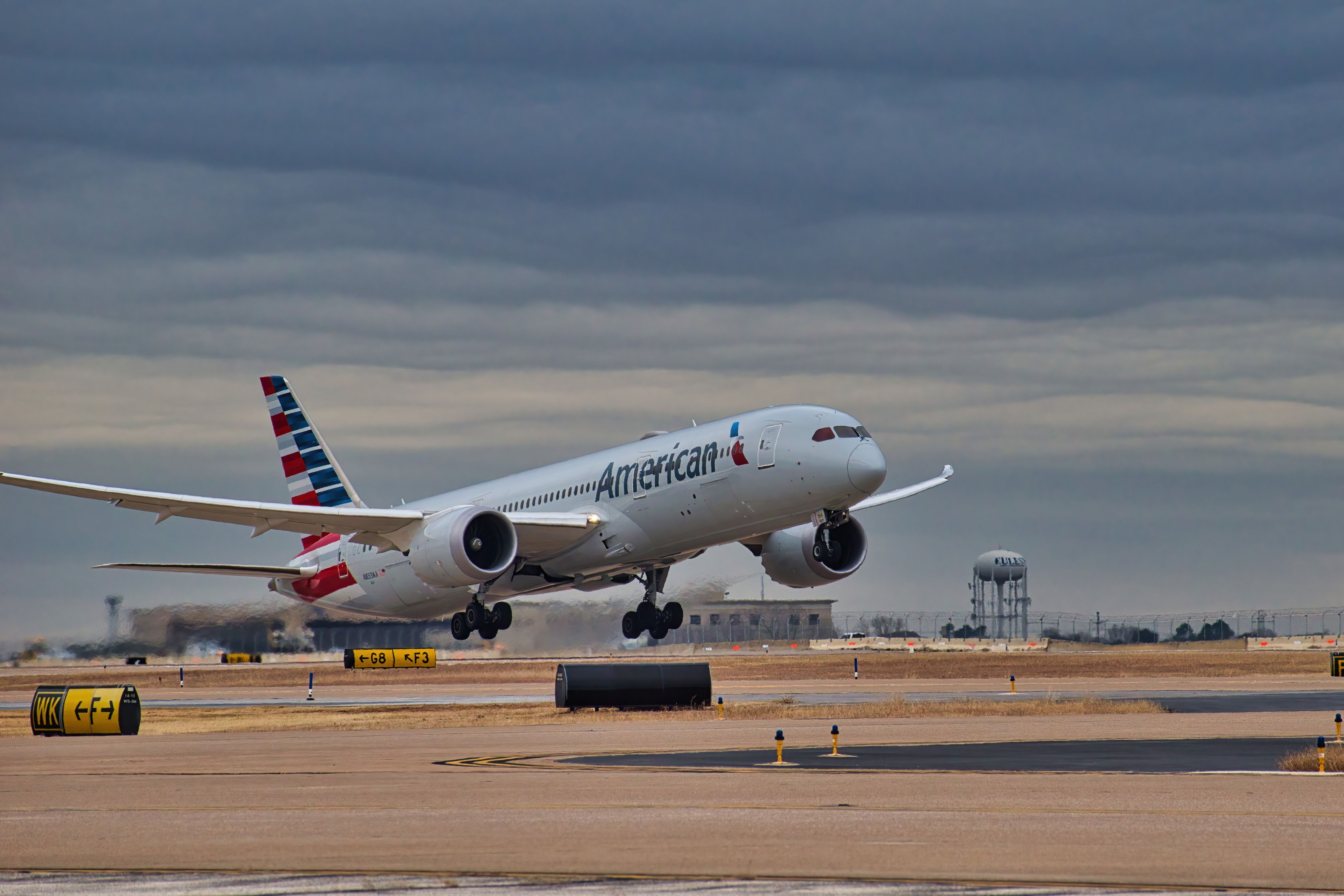 American Airlines Boeing 787-9 Dreamliner (N833AA) taking off from Dallas/Fort Worth International Airport.