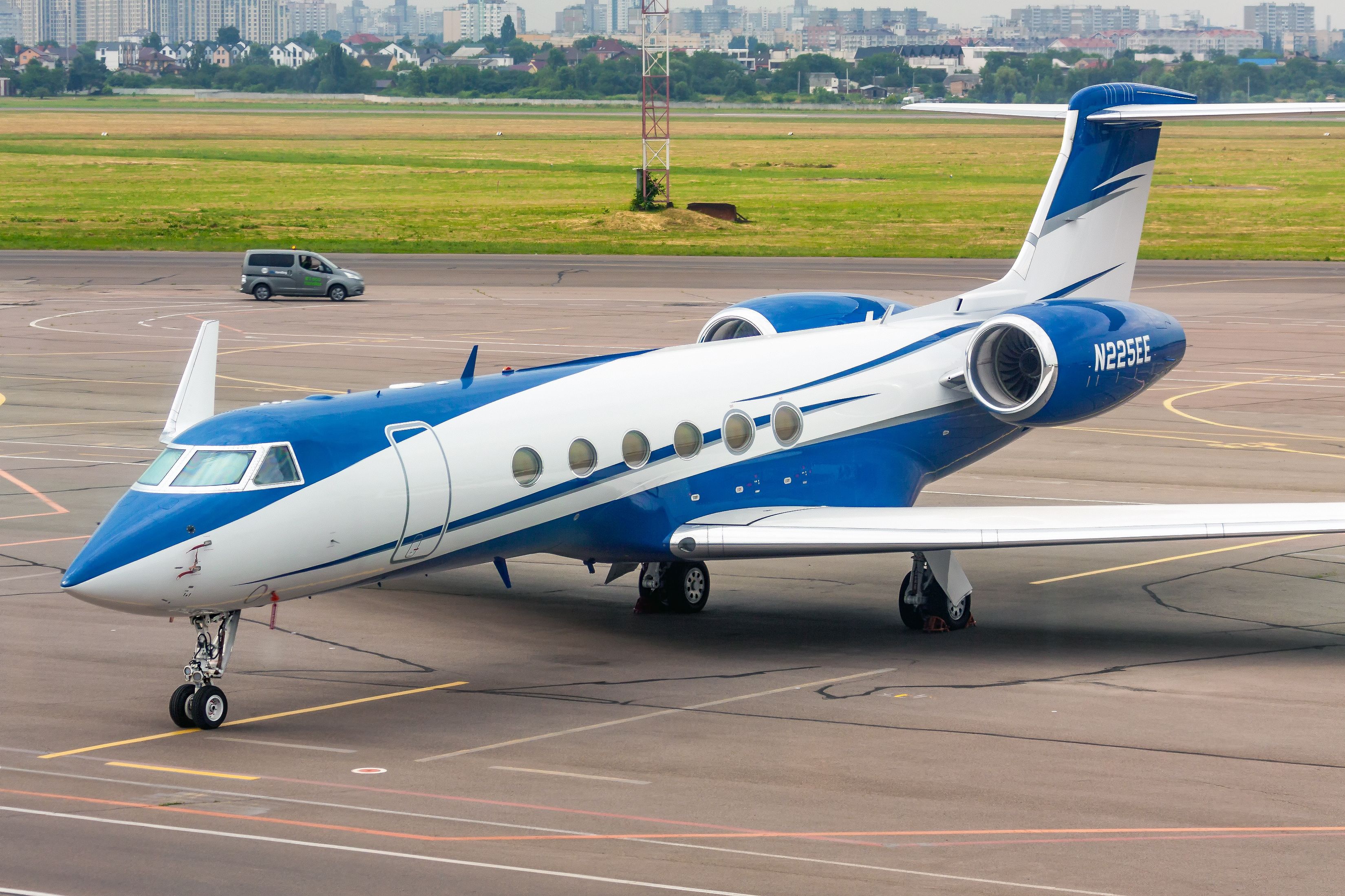 irplane 1998 Gulfstream G-V business jet with reg. N225EE owned by Wells Fargo