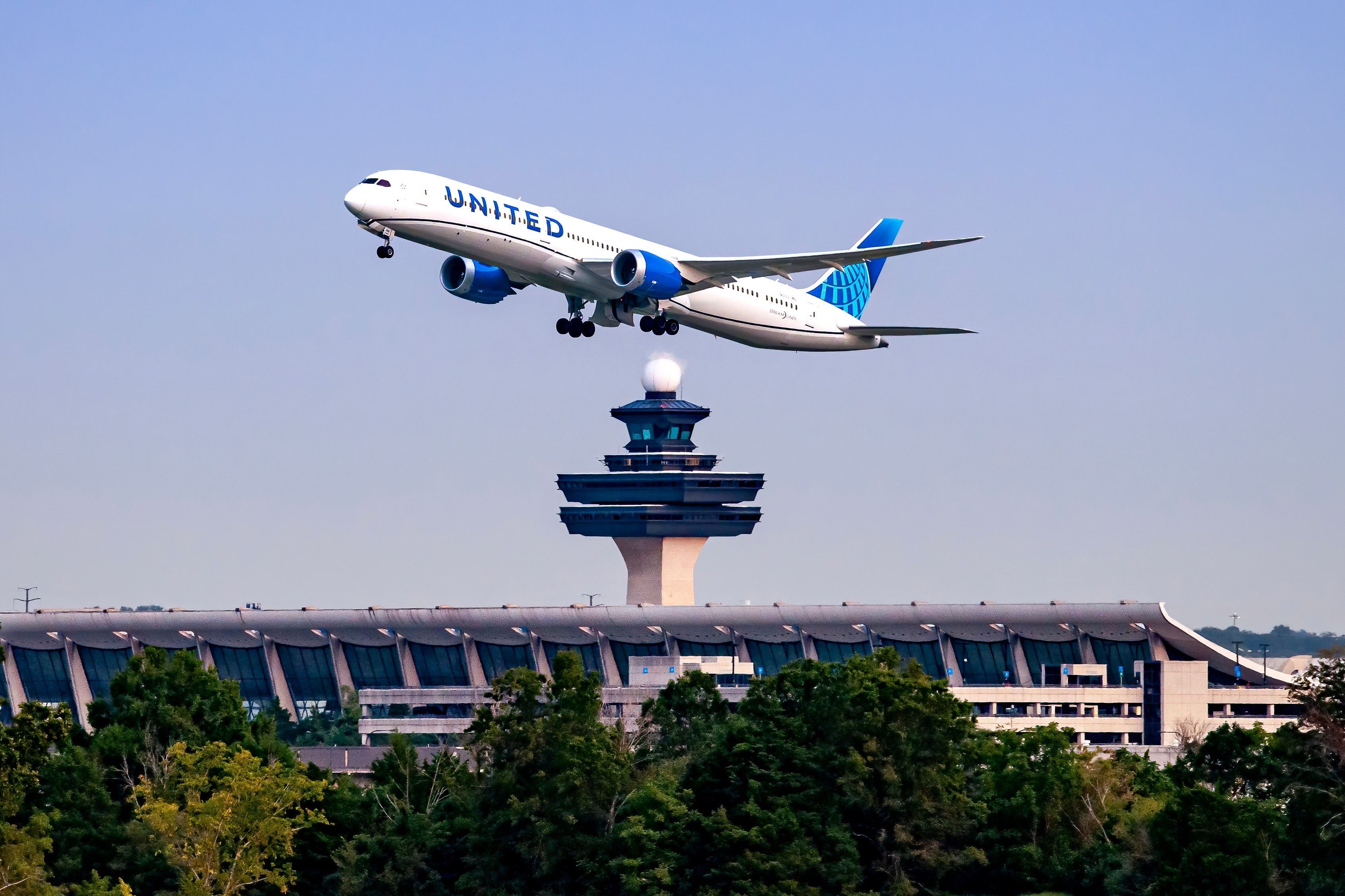 United Airlines Boeing 787 Departing Washington
