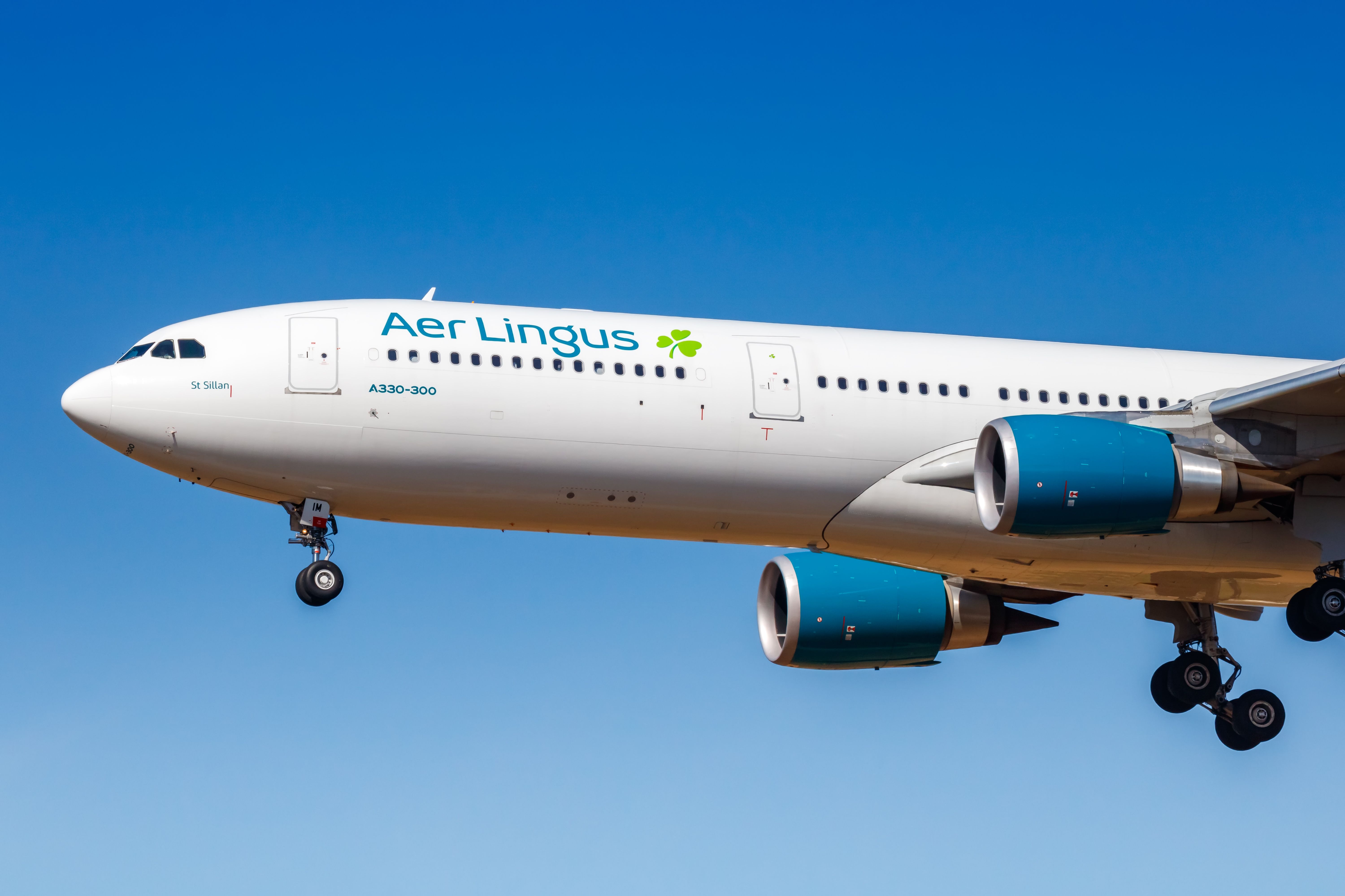An Aer Lingus Airbus A330 flying