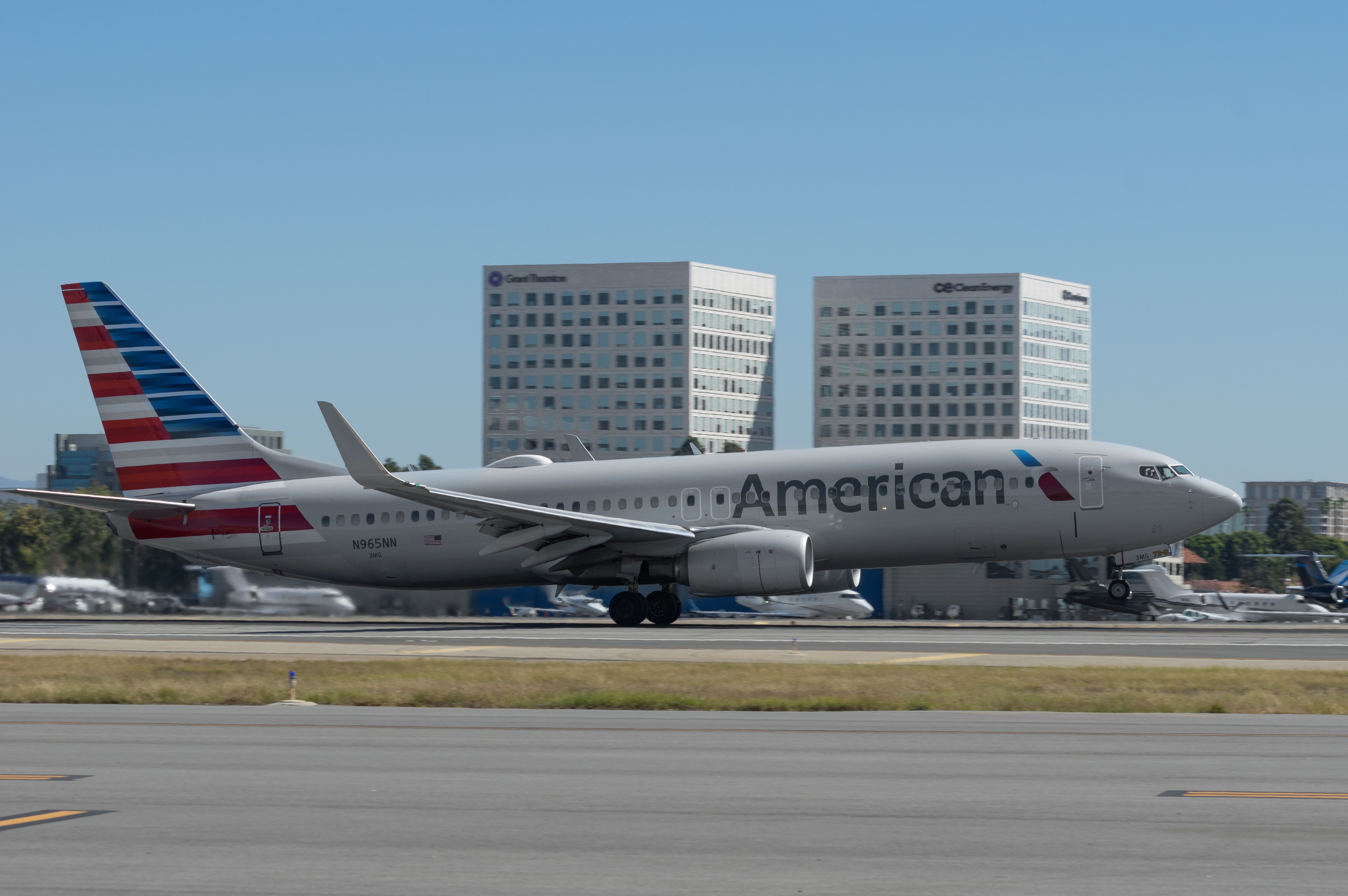 American Airlines Boeing 737-823 N965NN landing John Wayne Airport.