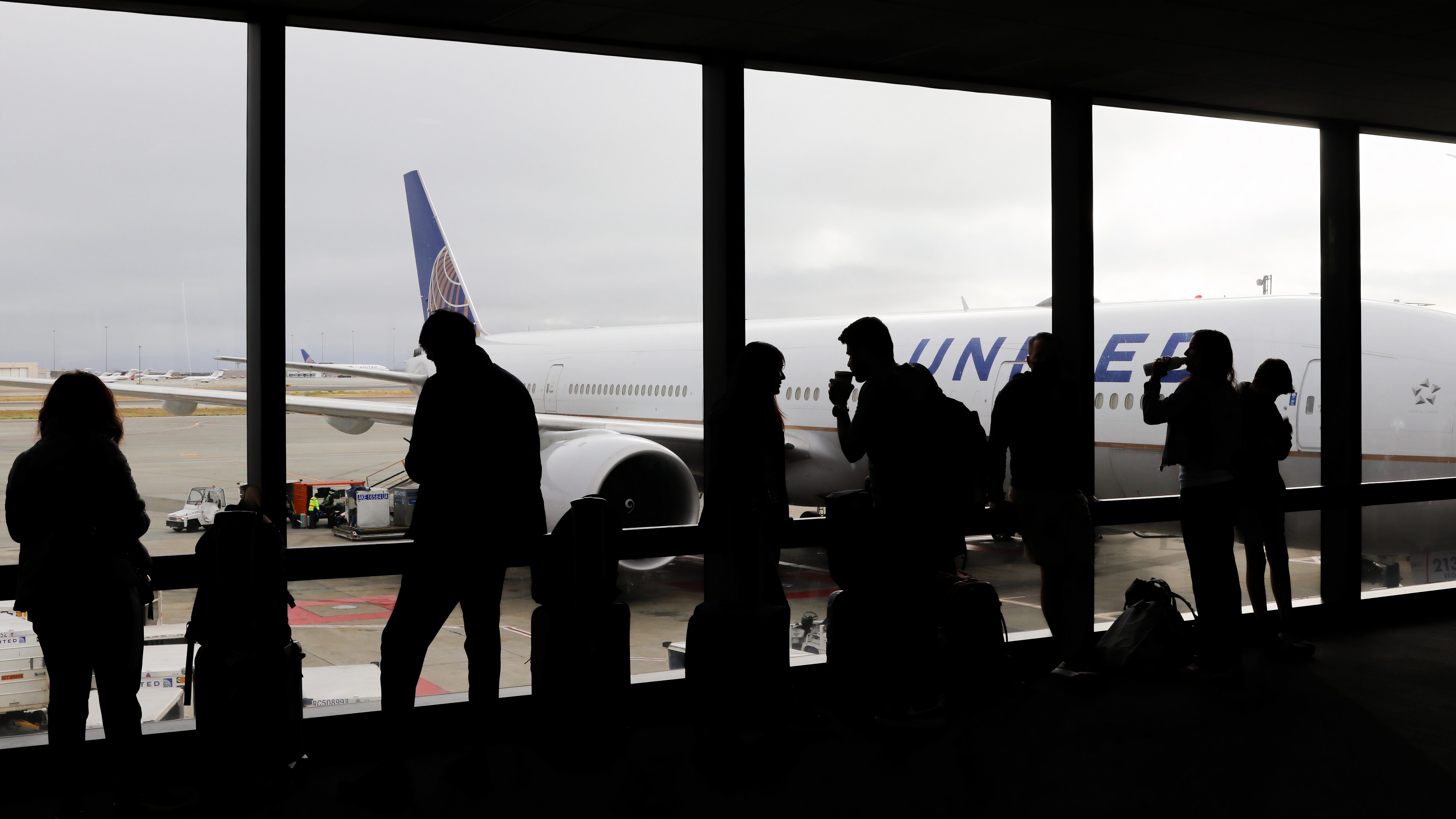 passengers waiting for United Airlines 777