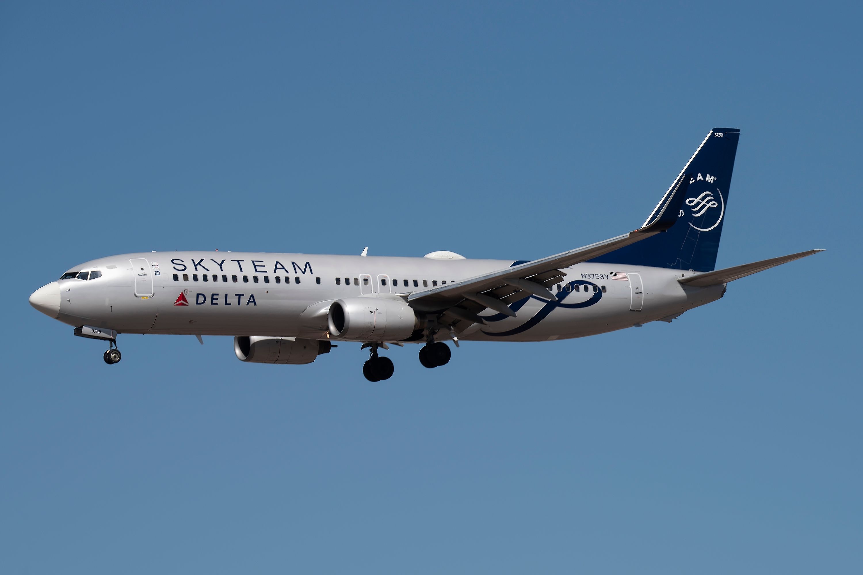 A Delta Air Lines Boeing 737 flying in a special SkyTeam livery
