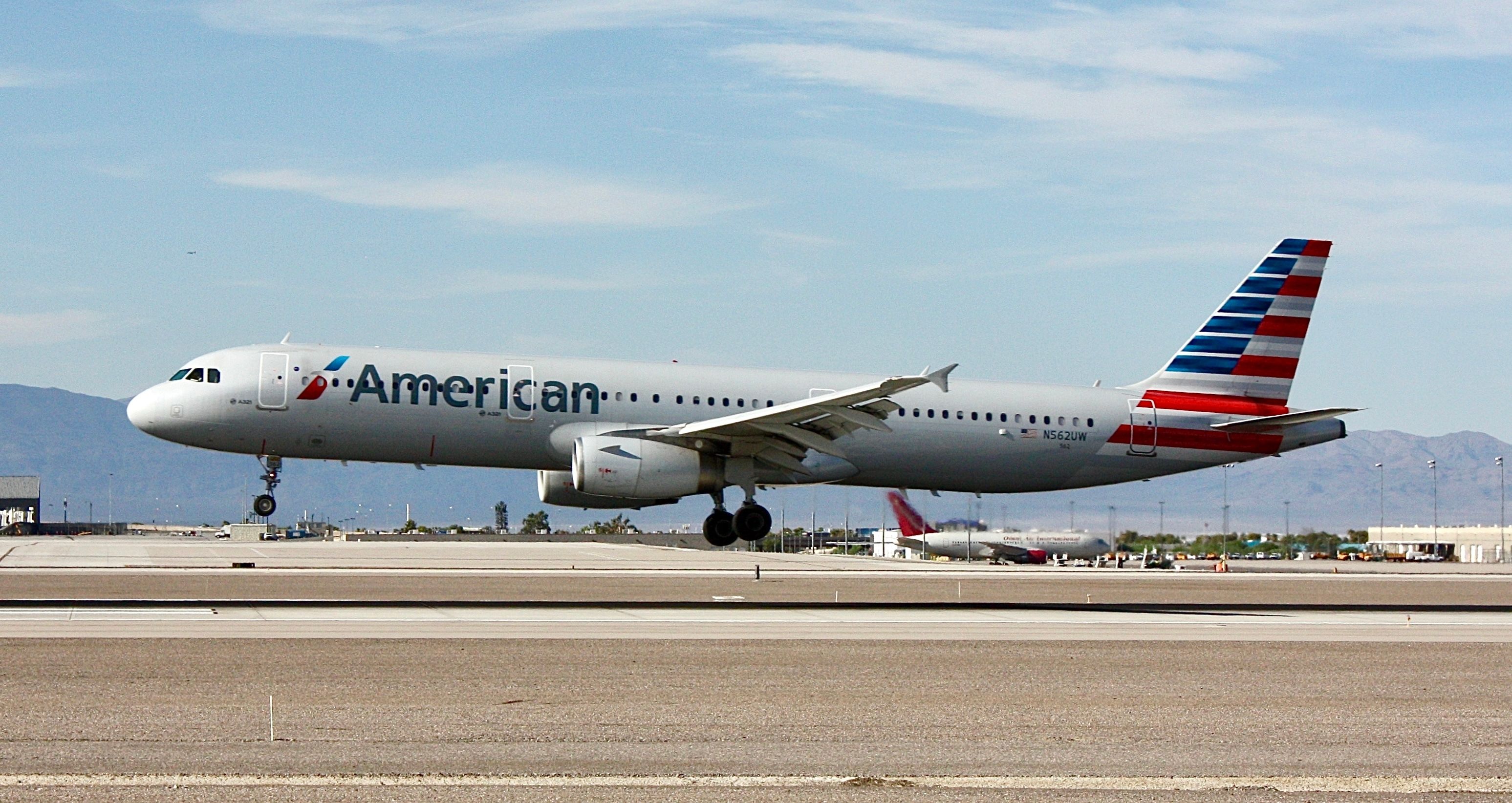 American Airlines Airbus A321-231 landing at Harry Reid International Airport. 