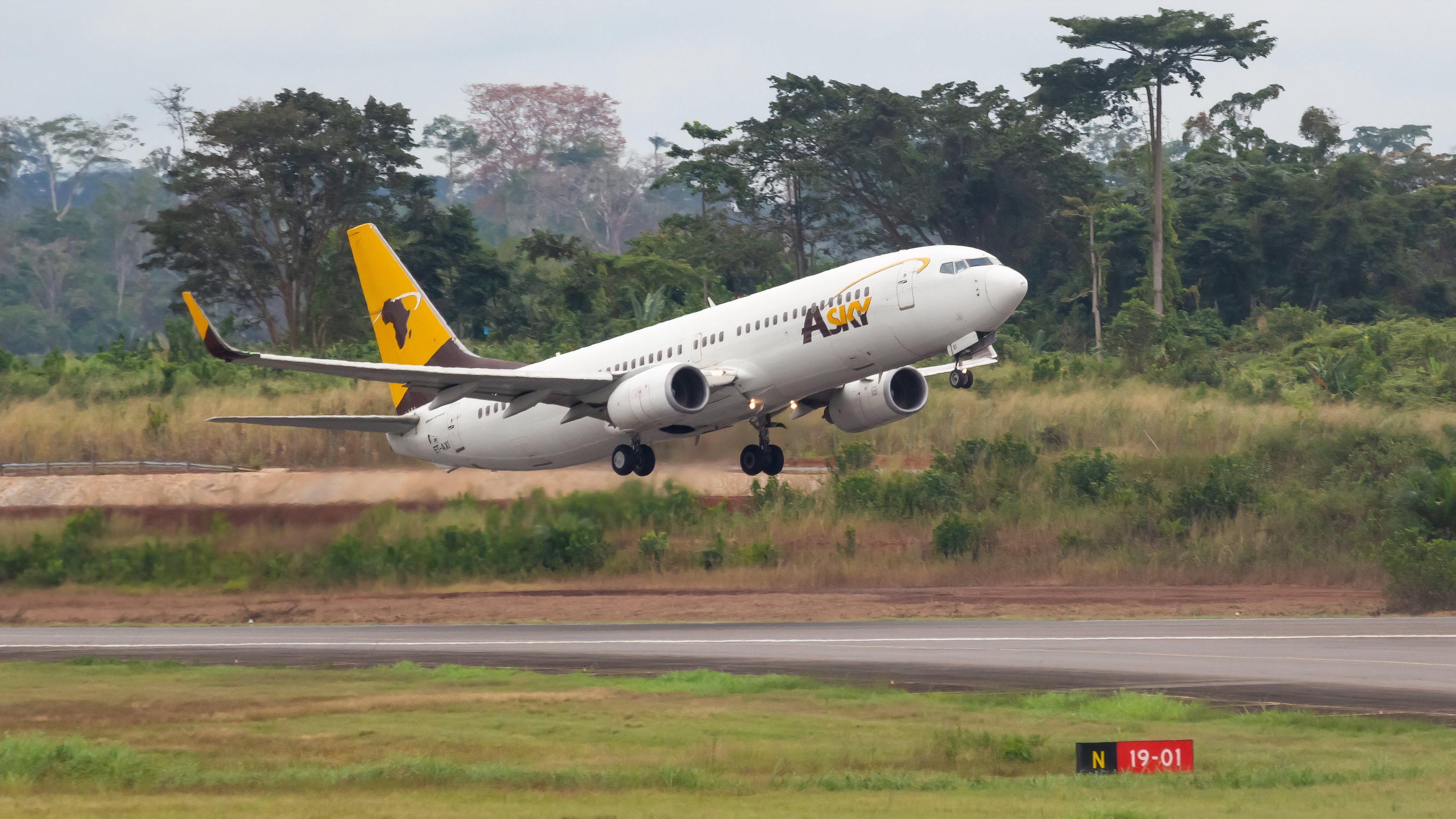 ASKY Airlines Boeing 737-800