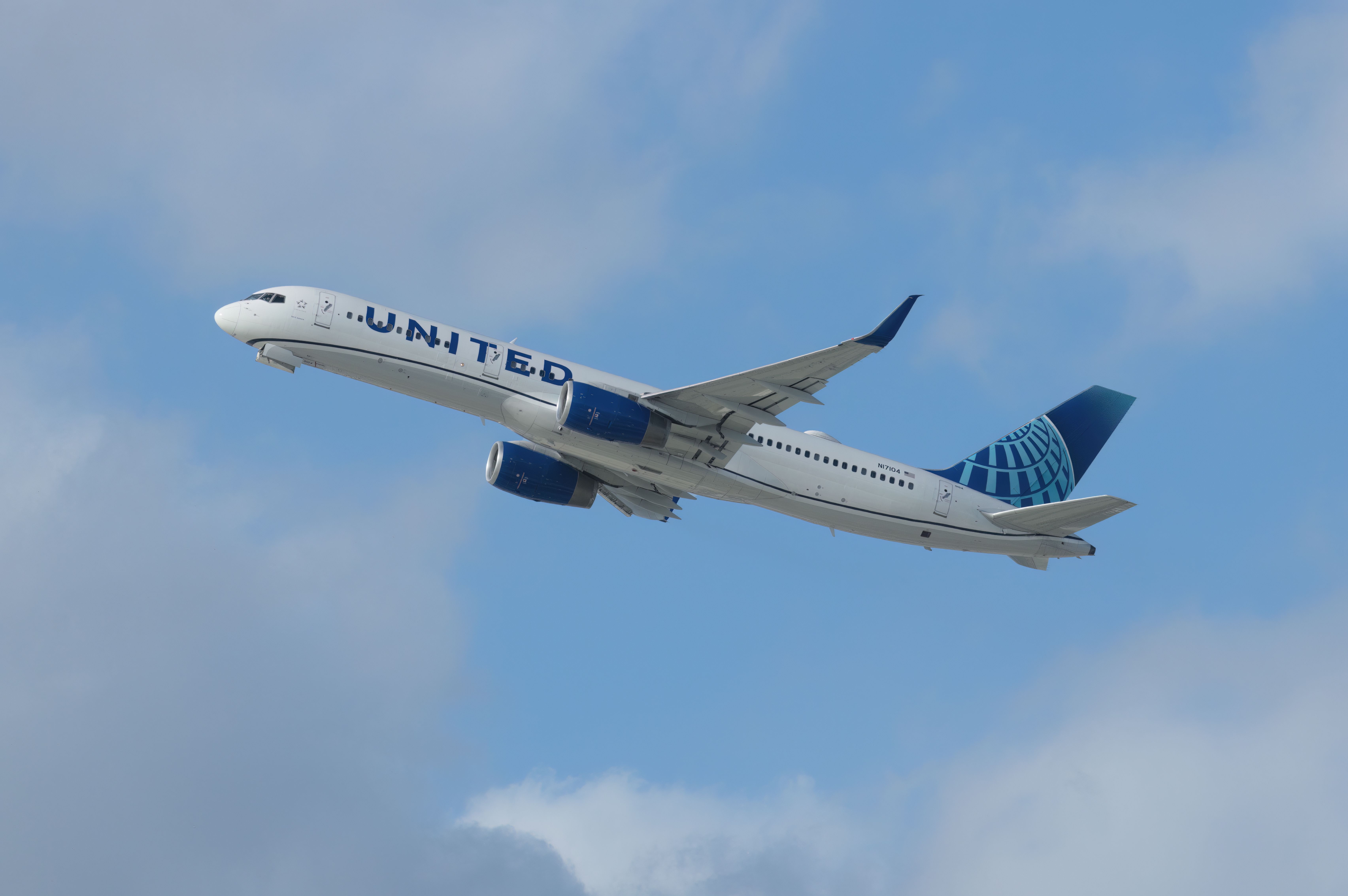 United Airlines Boeing 757-224 (N17104) departing from Los Angeles International Airport.