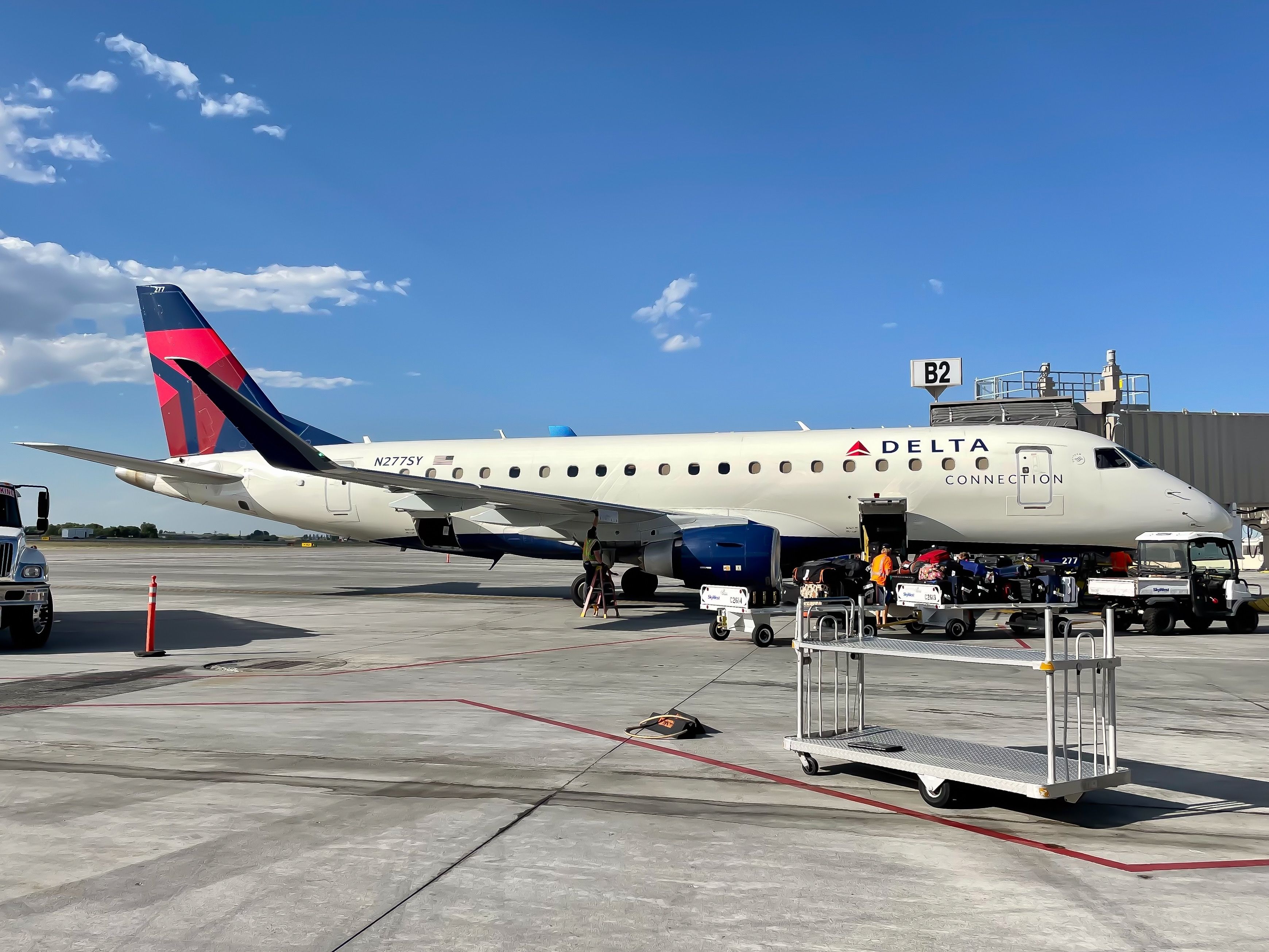 Delta Connection (SkyWest Airlines) Embraer E175 N277SY.